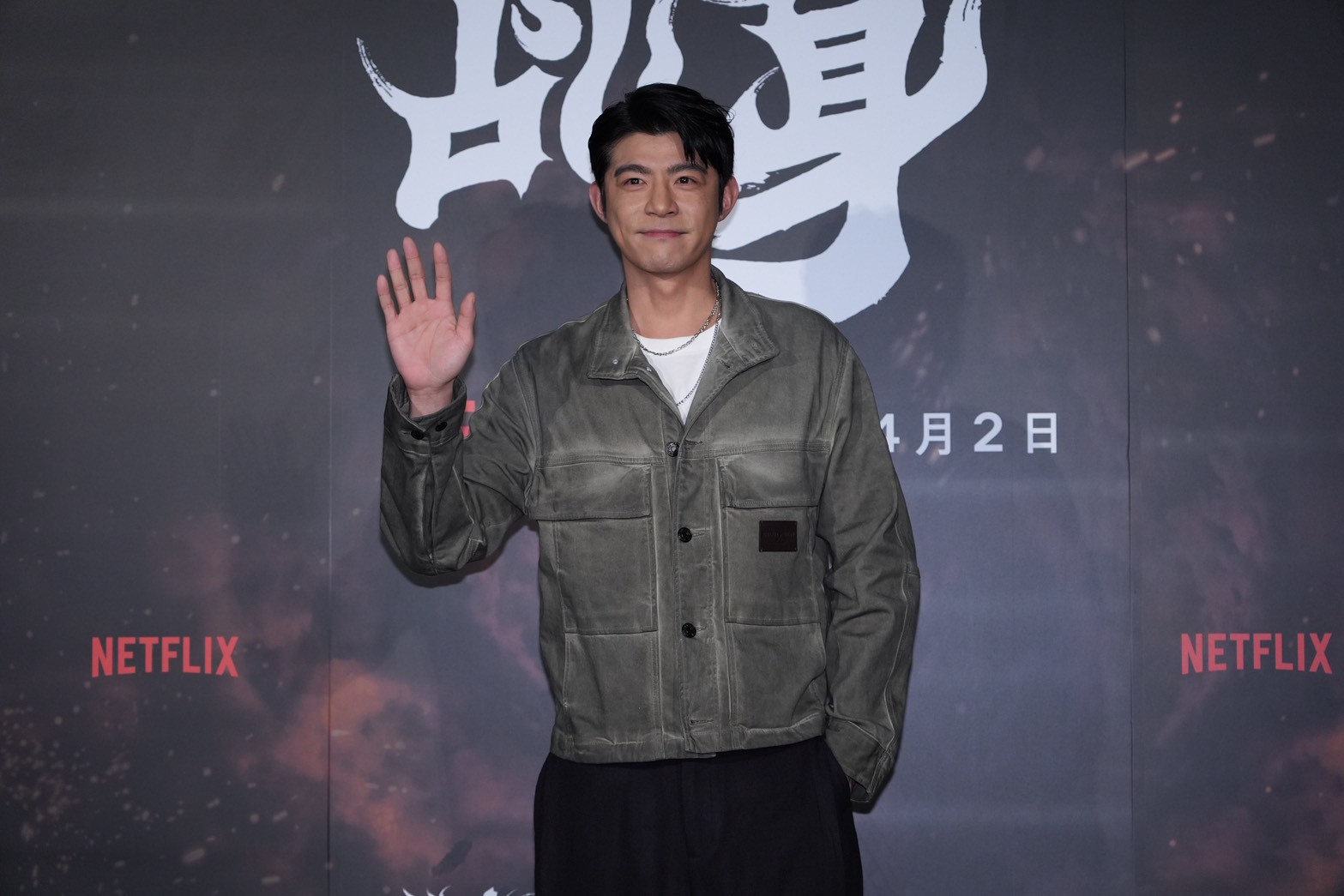 王柏傑今天自己撐傘。（圖／記者許方正攝）