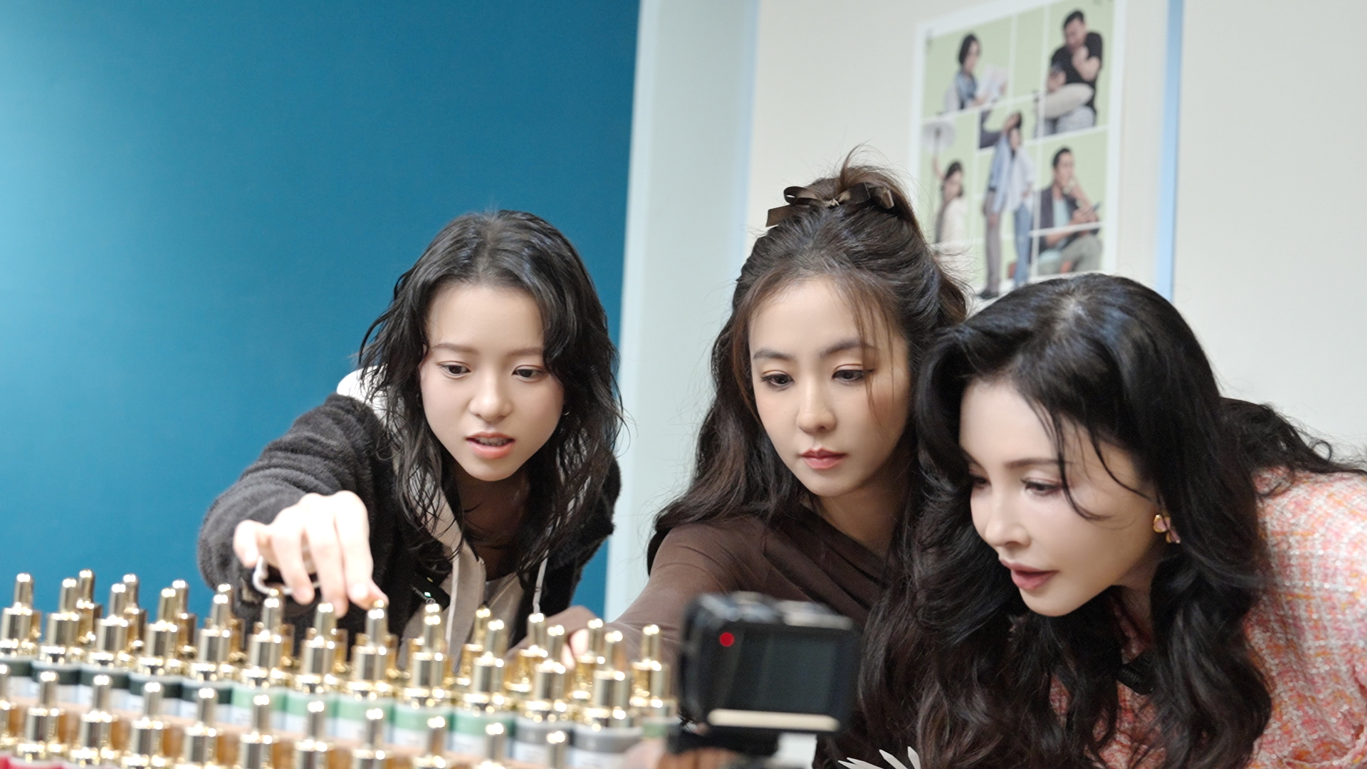 何如芸、周曉涵、項婕如體驗調香，揭「小三偏好香氣」準確率85％。（圖／艾彼新創股份有限公司提供）