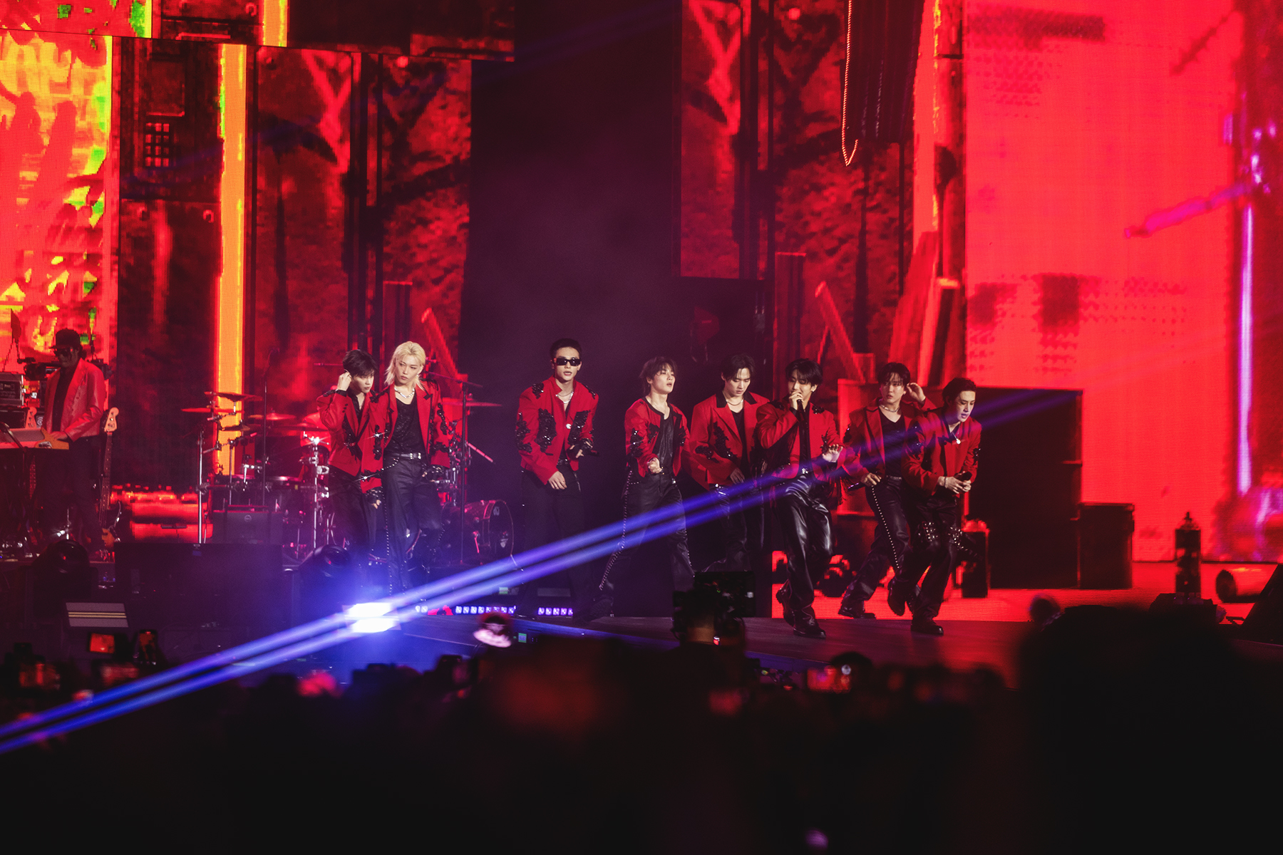 Stray Kids演唱會電影紀錄去年5月31日、6月1日登上美國洛杉磯SoFi體育場開唱的現場盛況。（圖／UIP提供）