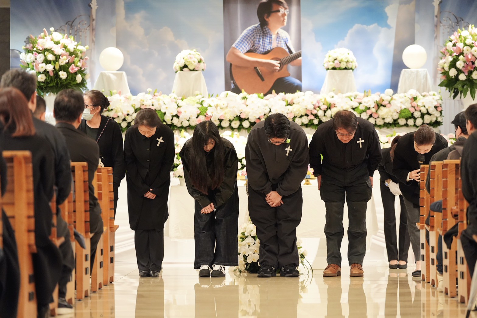 家屬答禮。（圖／記者陳明中攝）