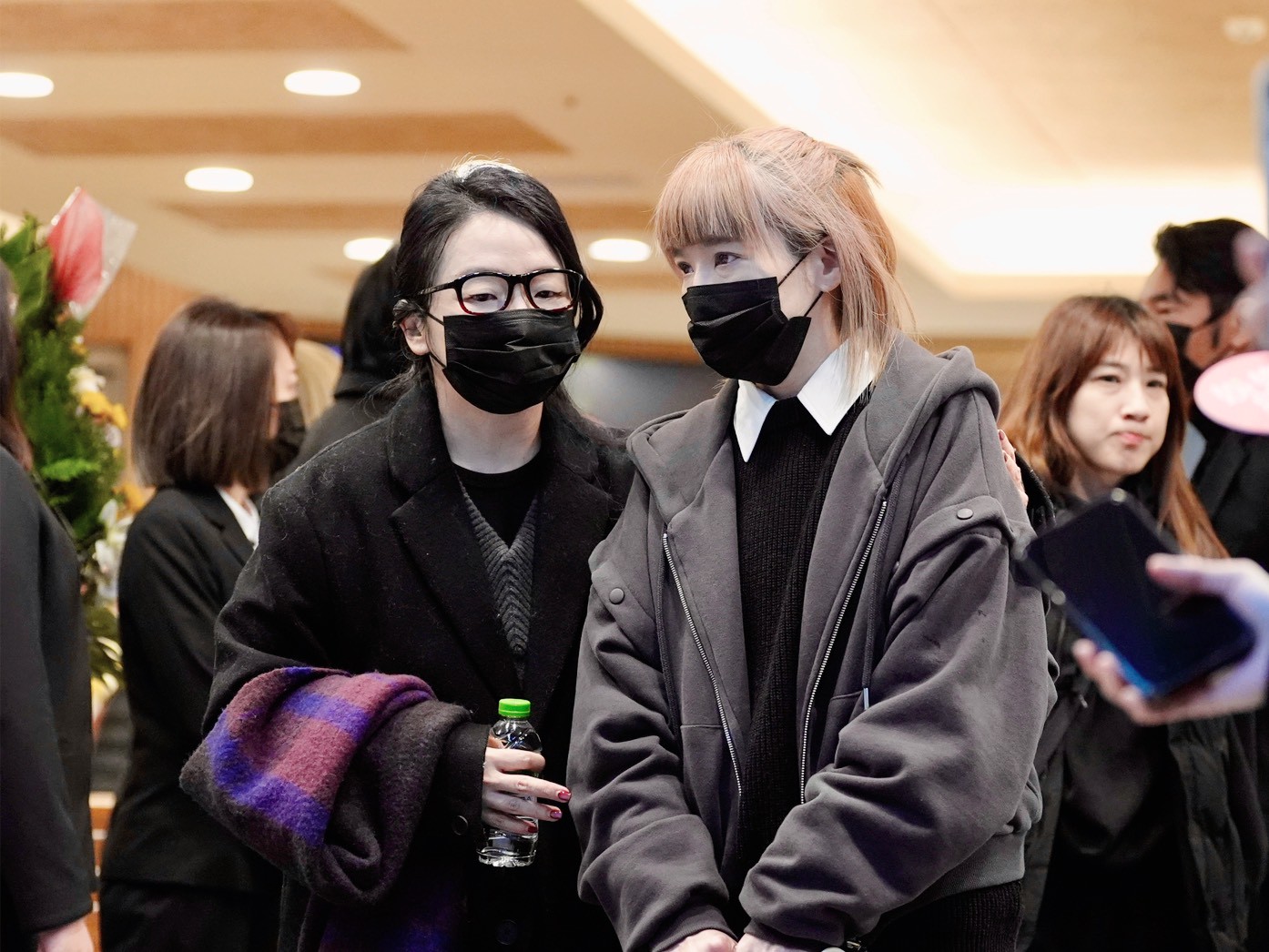 陸元琪（右）由陶晶瑩陪著離開會場。（圖／記者陳明中攝）