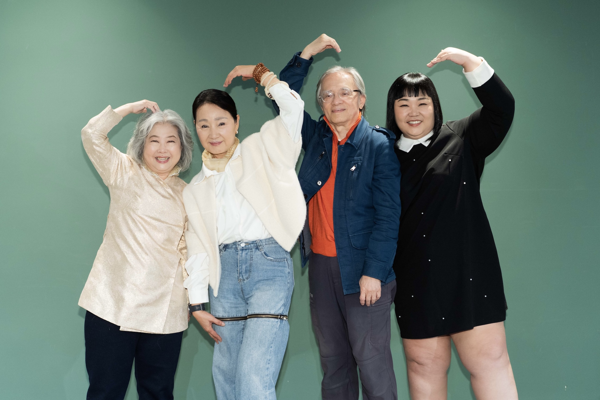 鮑正芳（左二）與吳碧蓮（左起）、鄧志鴻、廖慧珍出席大愛劇《以身相許》卡司公布媒體茶敘。（圖／大愛提供）