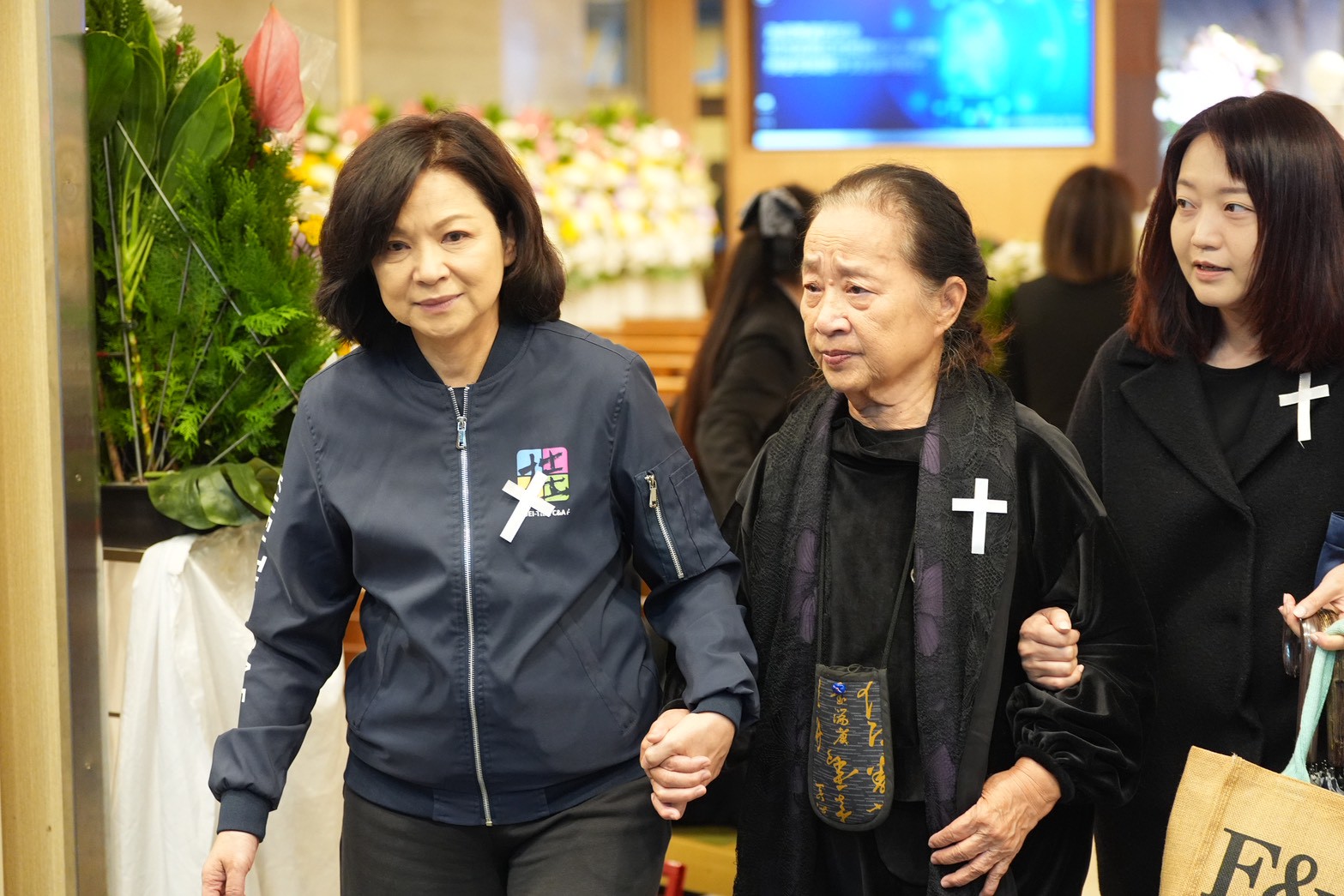 楊貴媚（左起）牽著袁媽媽、袁姊姊。（圖／記者陳明中攝）