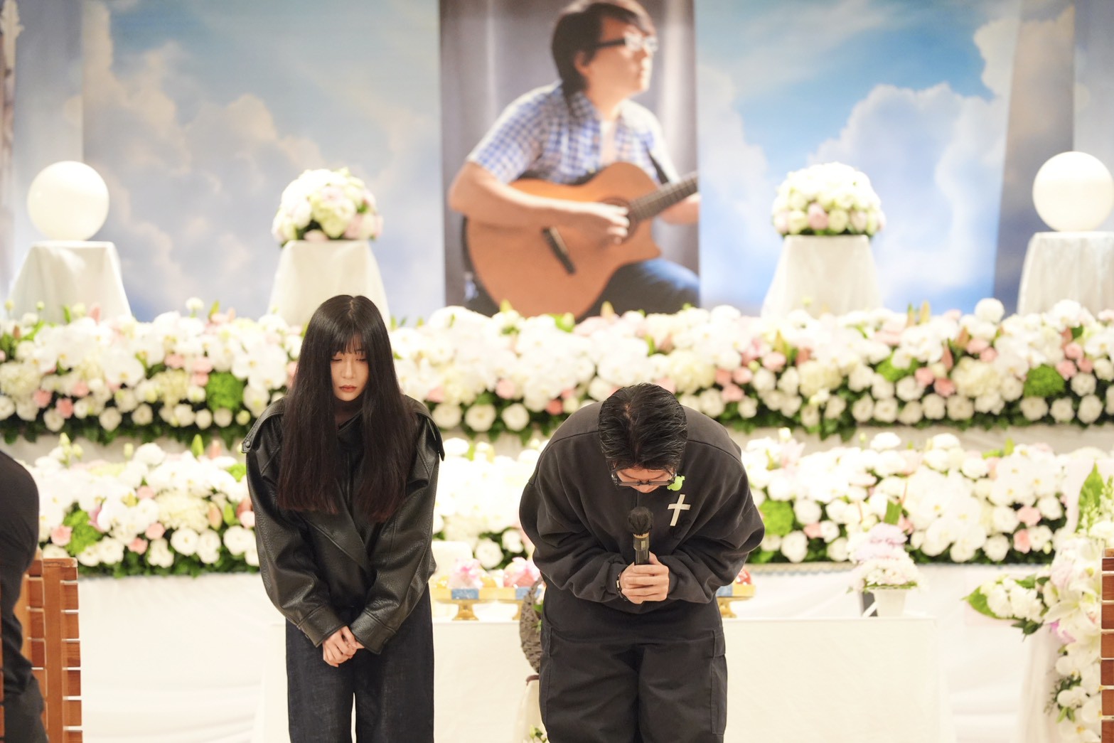 袁義（右）、袁融鞠躬道謝。（圖／記者陳明中攝）