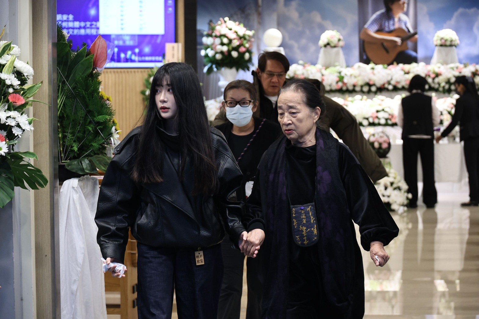 袁融（左）和奶奶面露不捨。（圖／娛樂中心攝）