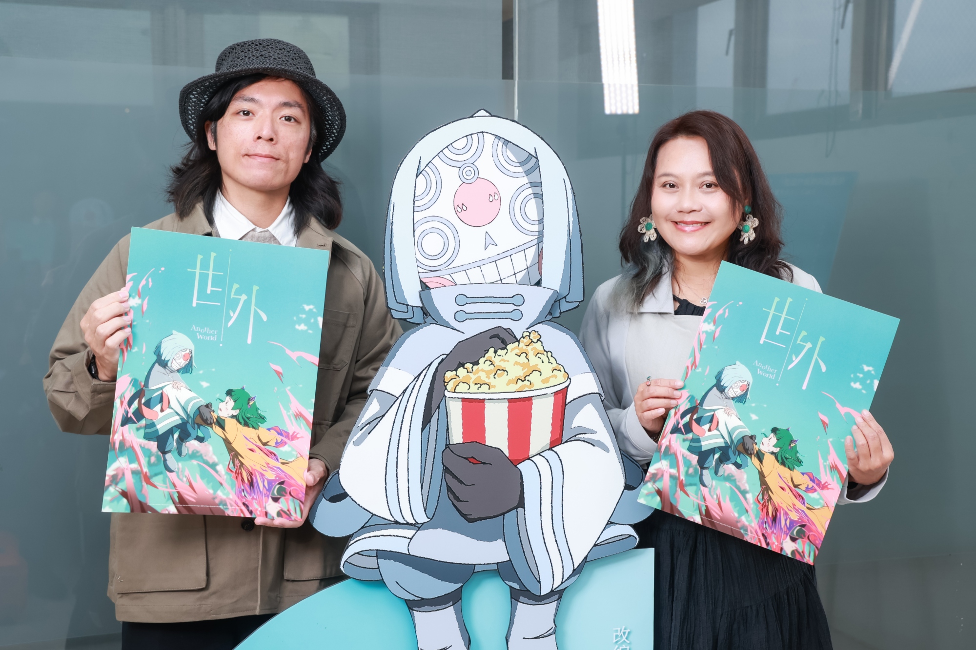 《世外》導演吳啓忠（左）、監製、編劇楊寶文來台宣傳。（圖／甲上提供）