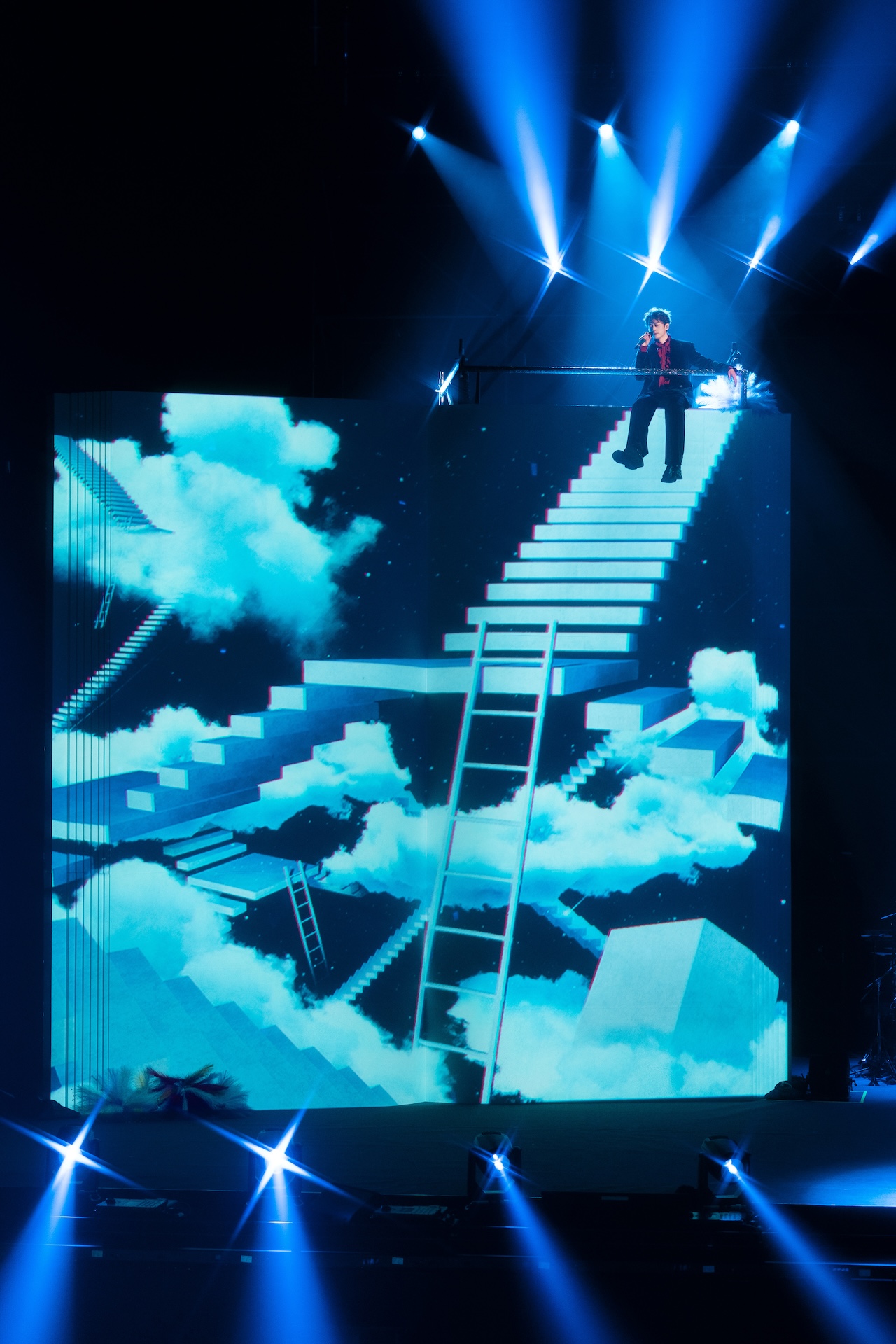 張棟樑開場爬上巨大書本上。（圖／《第21個故事》巡演官方提供）