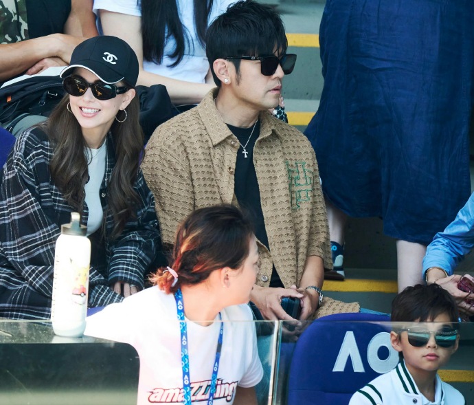 周杰倫和昆凌帶孩子現身澳洲網球公開賽。（圖／翻攝自微博）