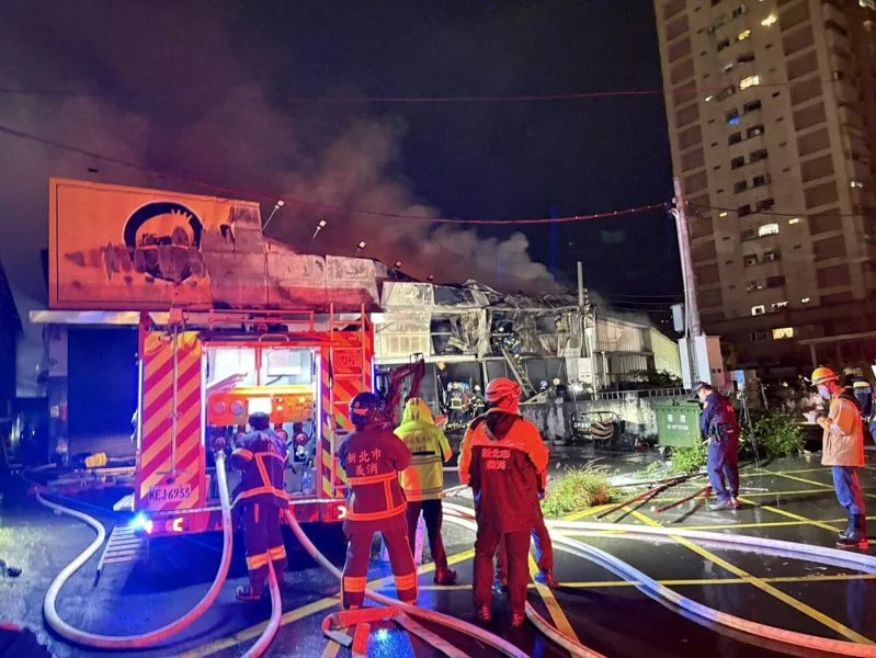 汐止知名電商「皇兒小舖」實體店面發生火警。（圖／新北消防局提供）