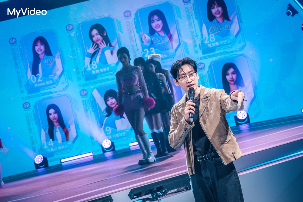 銀赫給《宇宙啦啦隊》參賽者暖心建議。（圖／台灣大哥大MyVideo提供）