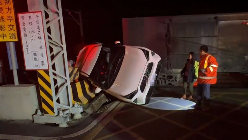 台鐵昨晚發生汽車闖平交道事故，肇事者竟是內部員工。（圖／翻攝畫面）