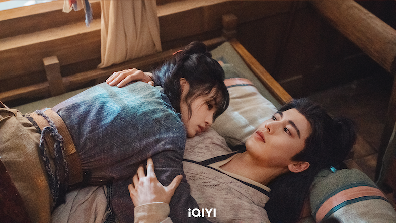 田曦薇（右）躺在張凌赫的胸膛上。（圖／iQIYI愛奇藝國際版提供）