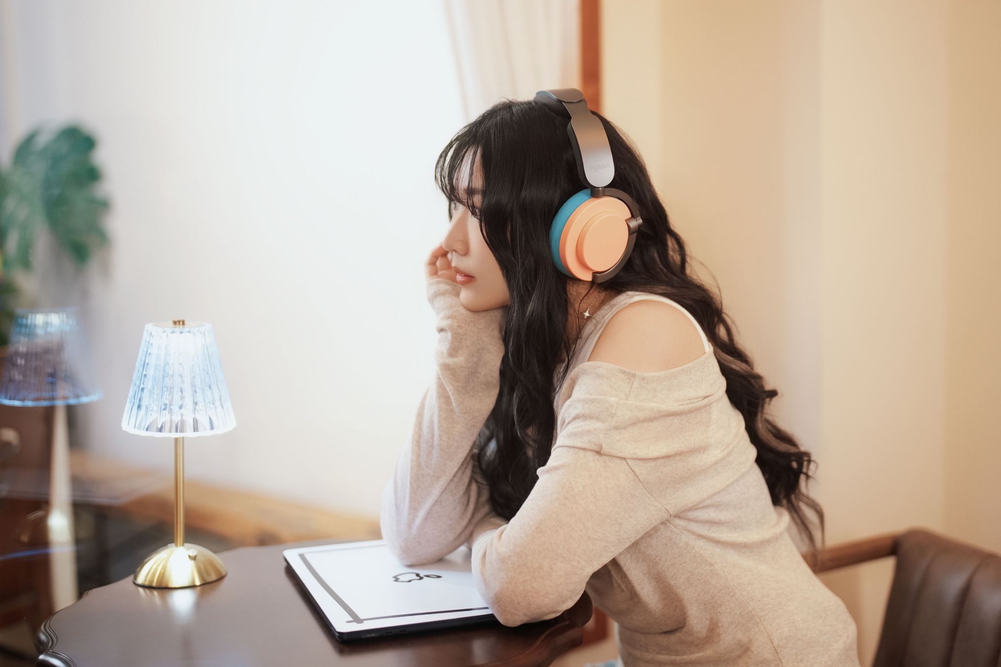 黃玠瑋去年底推出創作歌曲〈i人情歌〉。（圖／環球音樂提供）