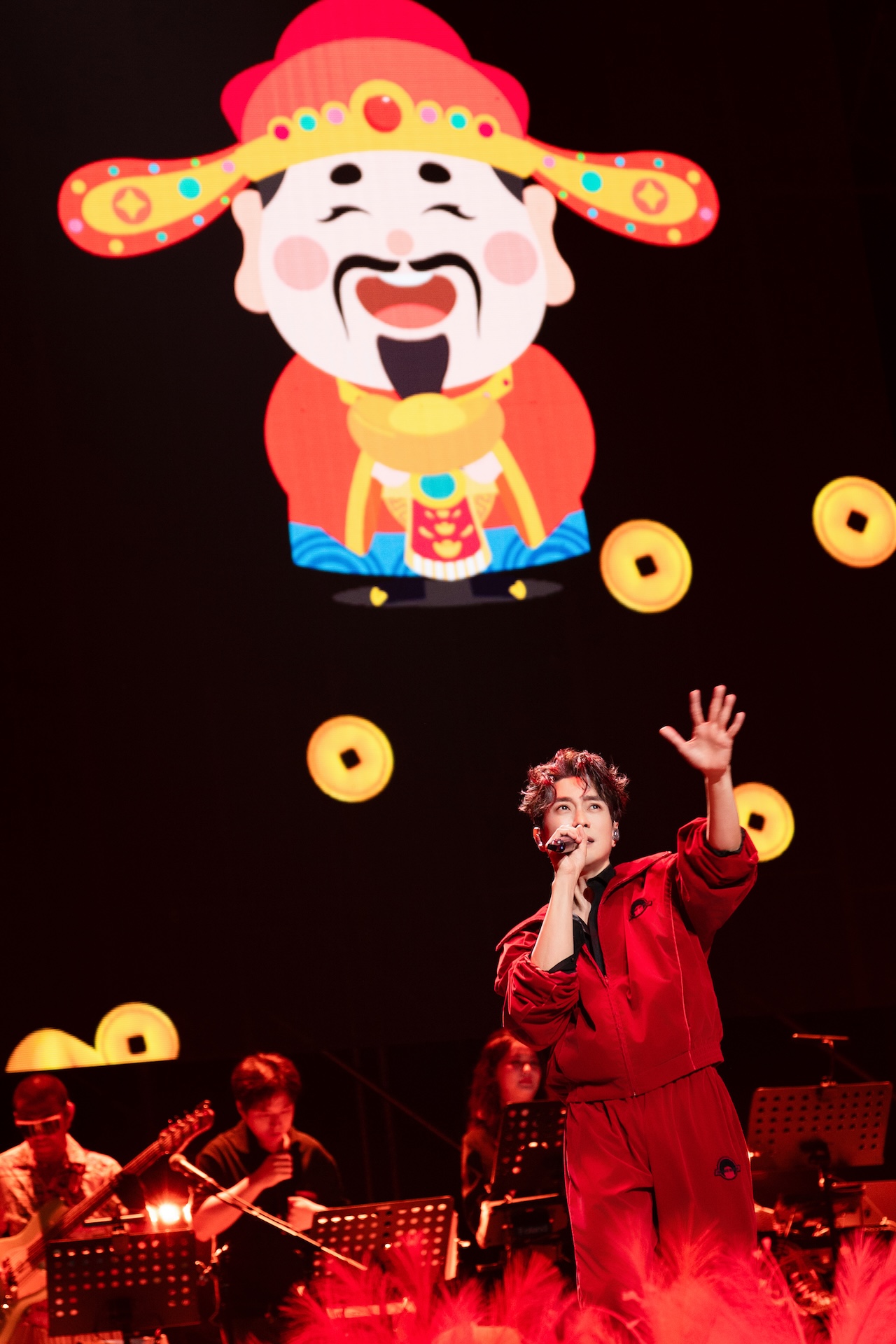 張棟樑很應景當財神爺。（圖／《第21個故事》巡演官方提供）