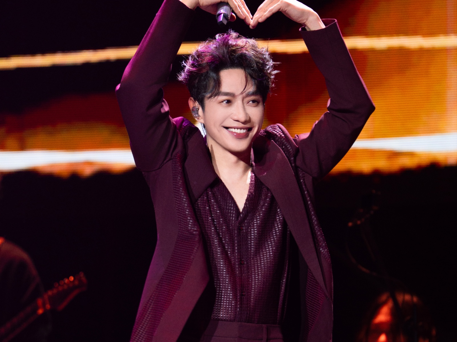 張棟樑對粉絲比大大愛心。(圖/《第21個故事》巡演官方提供)