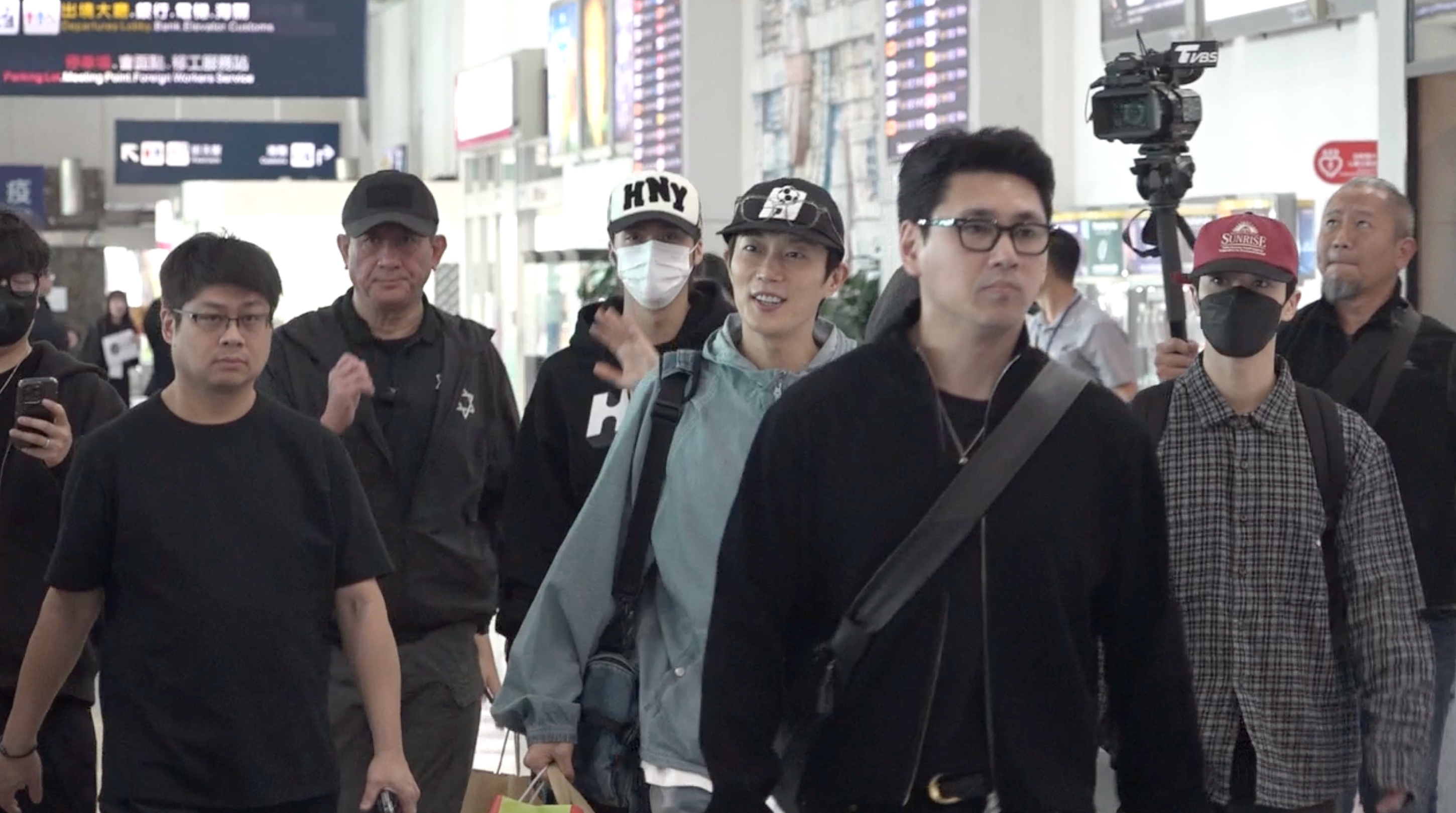 Hightlight抵達小港機場，親切向粉絲打招呼。（圖／攝影組）