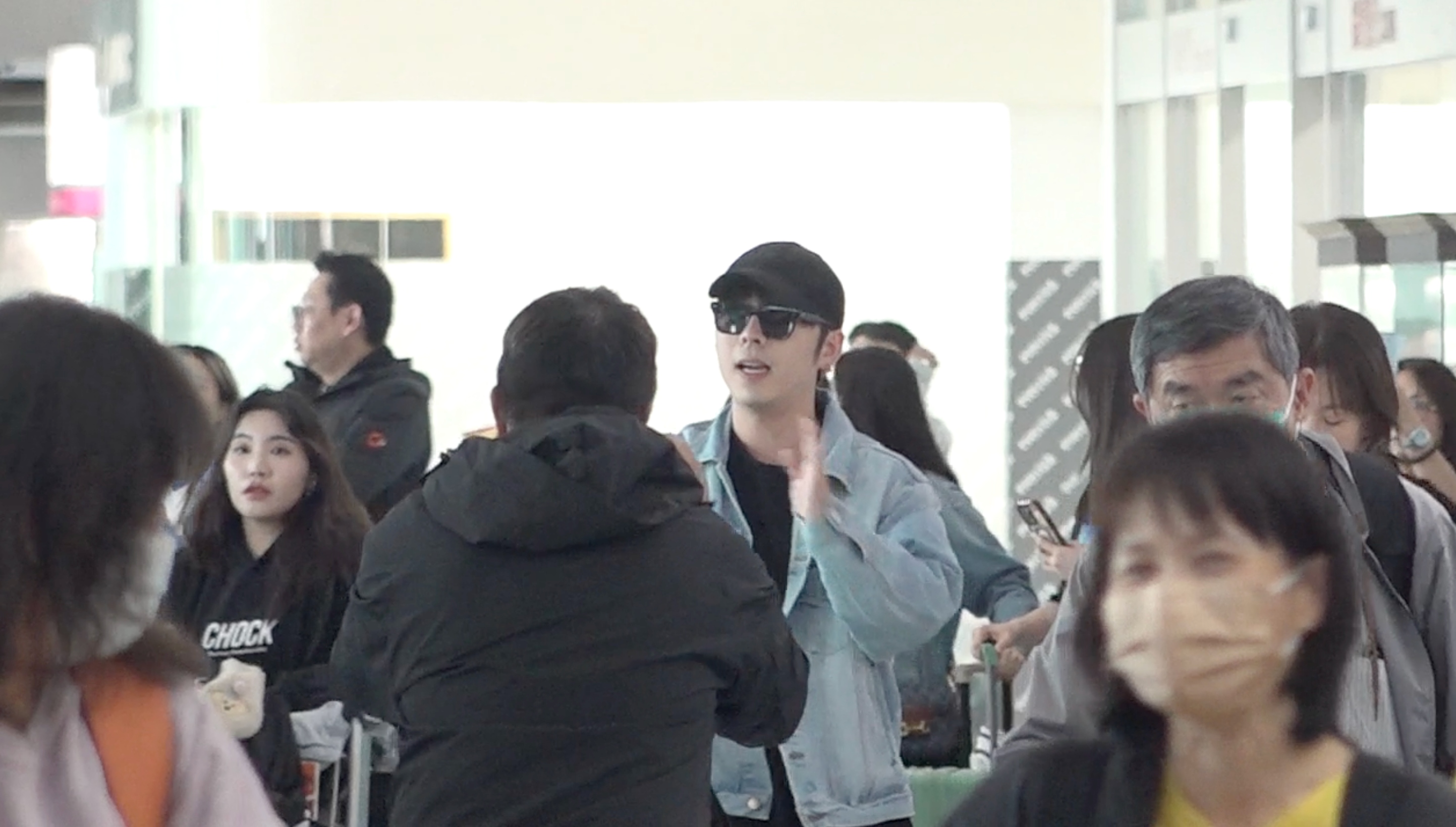 香港天團MIRROR的成員呂爵安搭機抵台。（圖／攝影組）