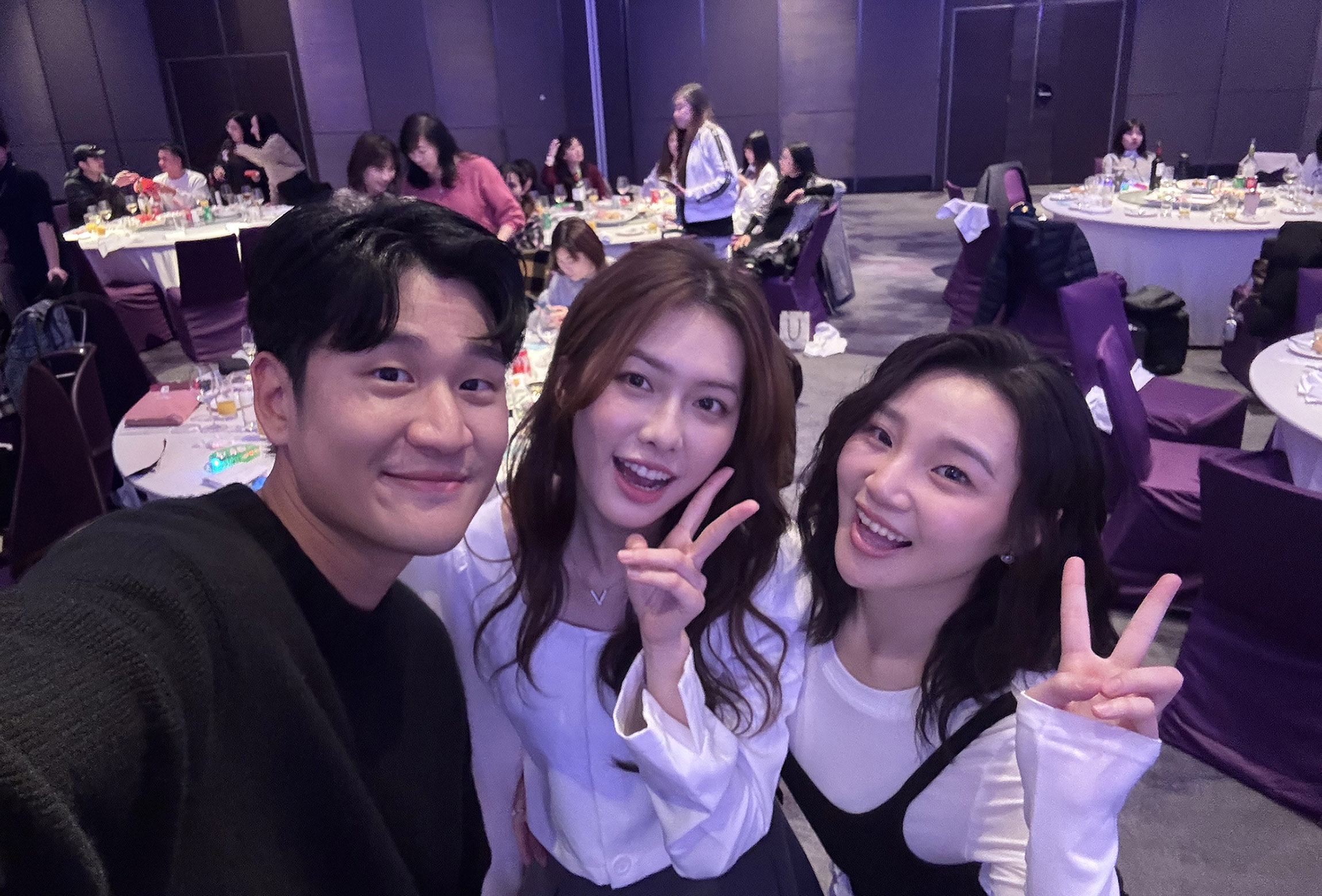 周興哲（左起）、何思靜、鄭沐晴開心春酒。（圖／星空飛騰提供）