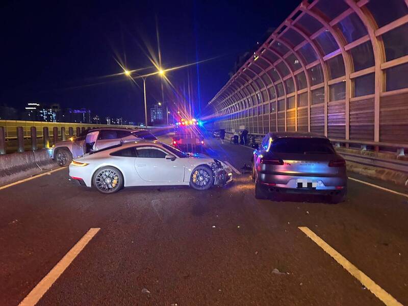 台74線北屯段昨晚短短22分鐘，發生2起連環車禍。（圖／翻攝畫面）