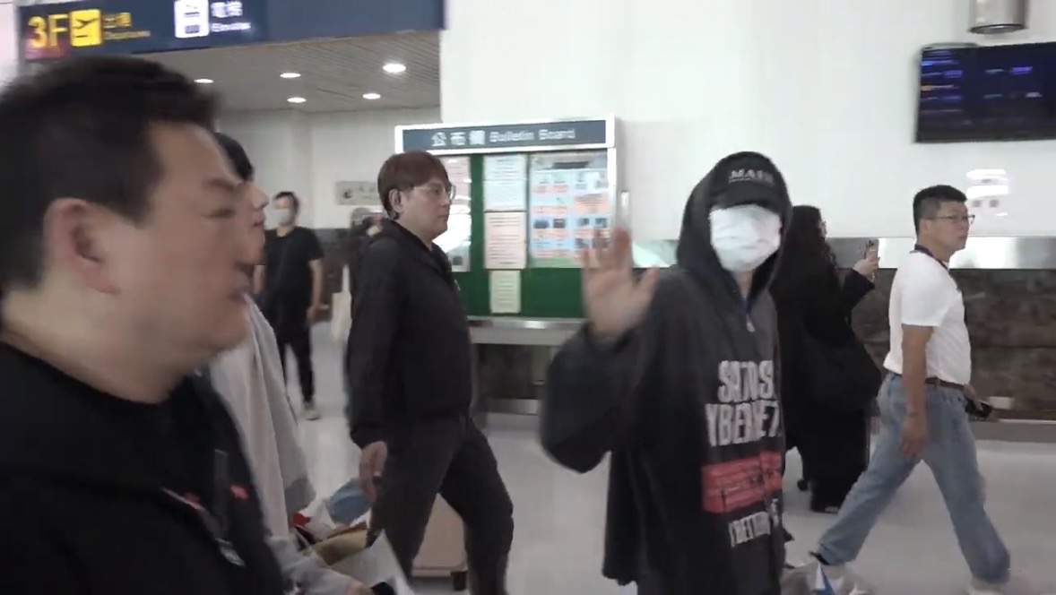 SJ 銀赫親切跟接機粉絲打招呼。（圖／攝影組）