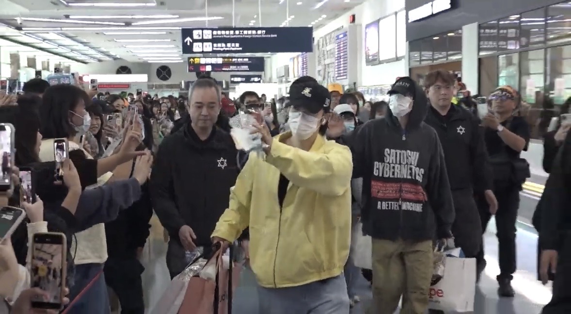 SJ 東海、銀赫親切跟接機粉絲打招呼。（圖／攝影組）