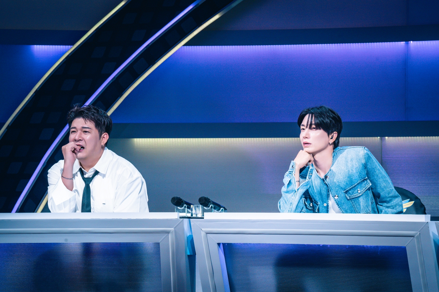 神童（左）、利特專注看著女孩們的表演。（圖／緯來電視網提供）