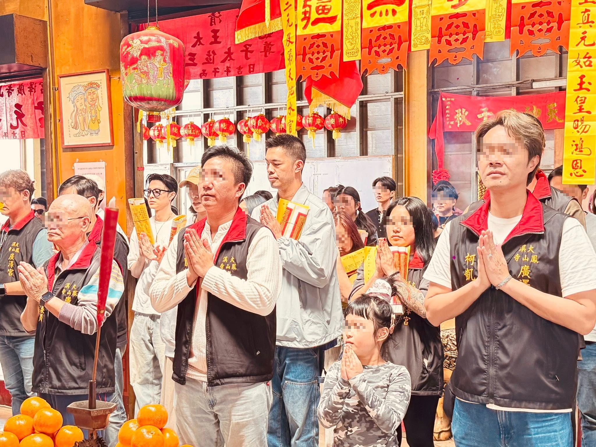王子戴墨鏡與弟弟毛弟一同現身。(圖/翻攝自大溪鳳山寺廣澤宮臉書)