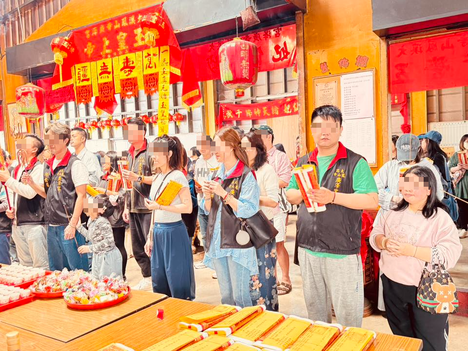 粿粿戴帽子和口罩。(圖/翻攝自大溪鳳山寺廣澤宮臉書)