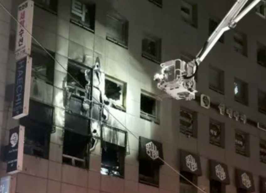 首爾膠囊旅館火災。(圖/翻攝X)