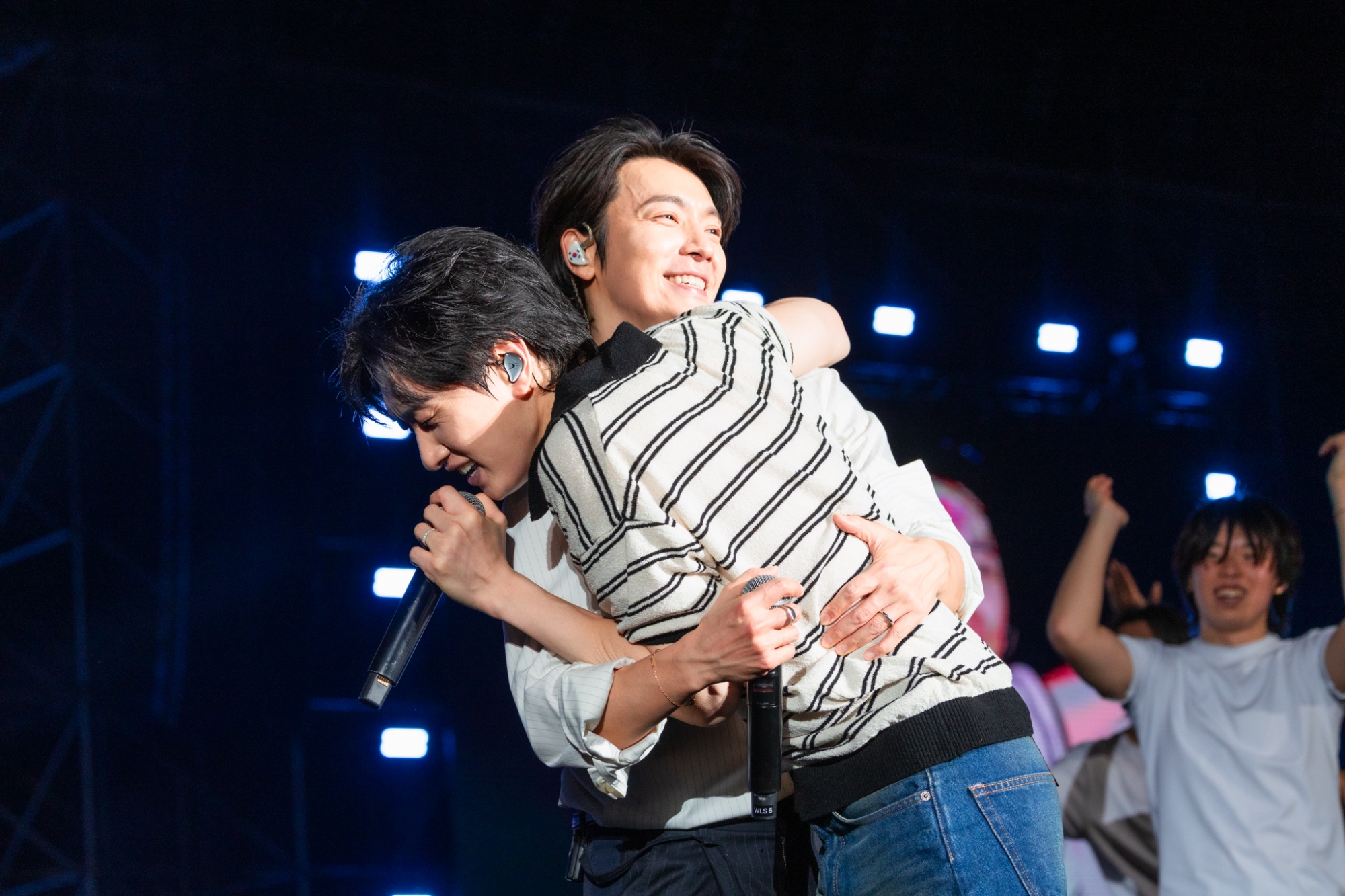 SUPER JUNIOR 東海、銀赫緊緊擁抱，掀起全場粉絲尖叫。（圖／讀者提供）