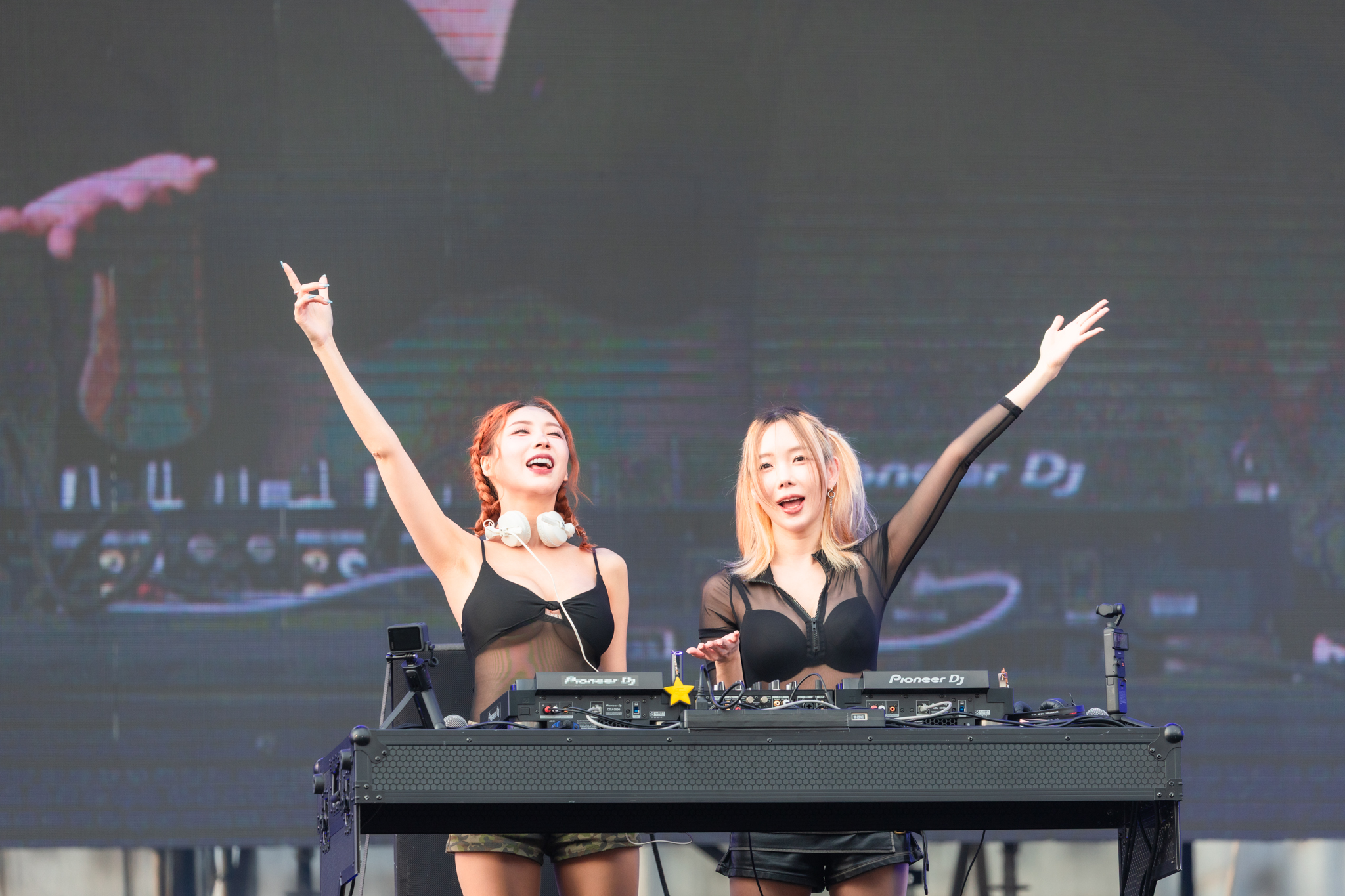 南霸天性感 DJ Swallow 妖嬌攜手韓國知名 DJ AQUA 登台。(圖/寬寬整合提供)