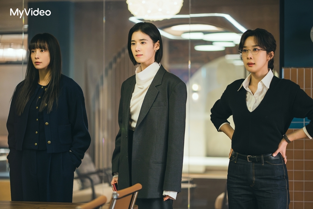 李奈映（左起）、鄭恩彩、李清娥飾演三女律師，劇中聯手對抗顛覆整個國家的性交易醜聞。（圖／台灣大哥大MyVideo提供）