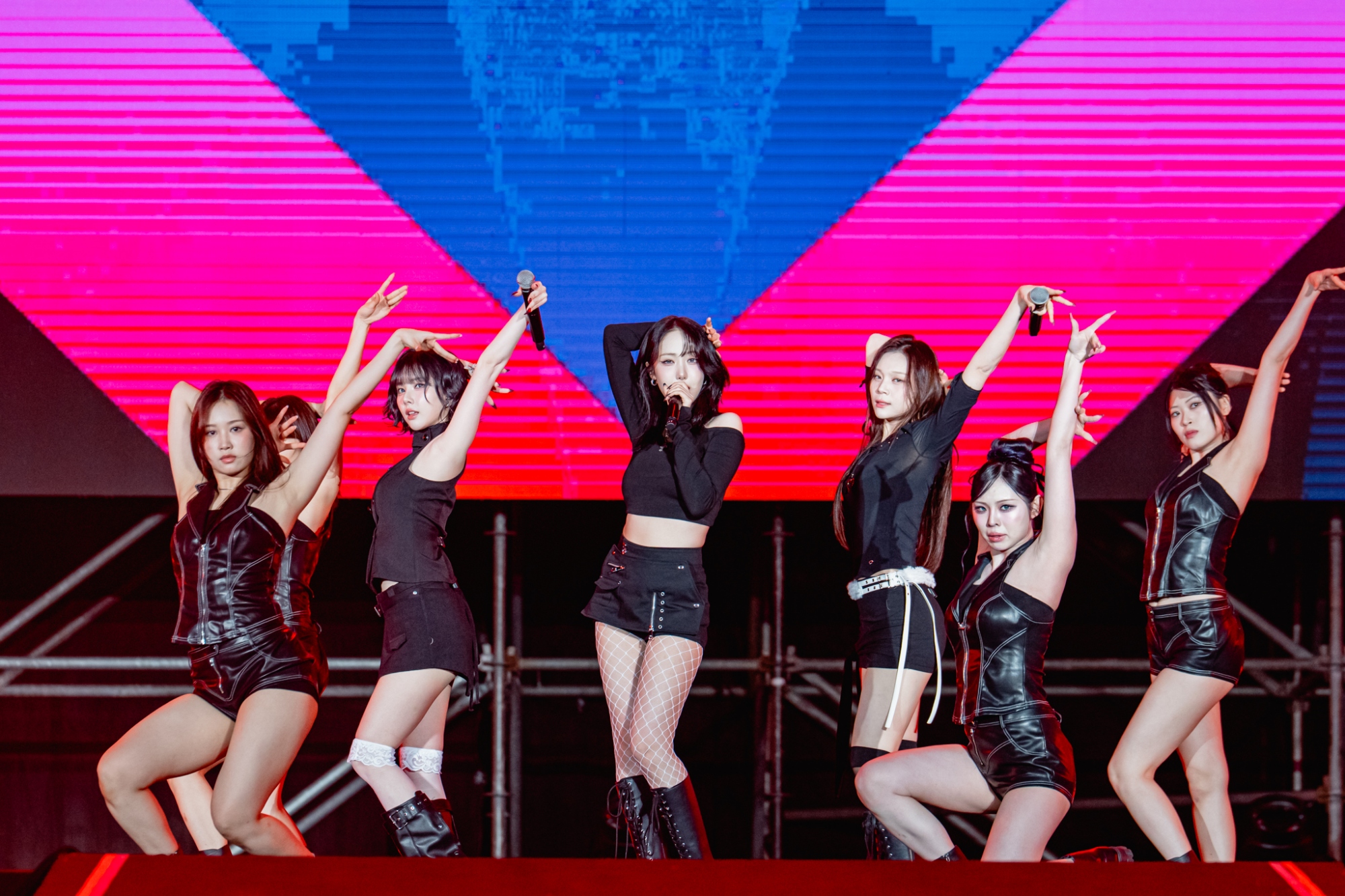 VIVIZ登台演出，狂讚台粉「超口錐」。（圖／讀者提供）