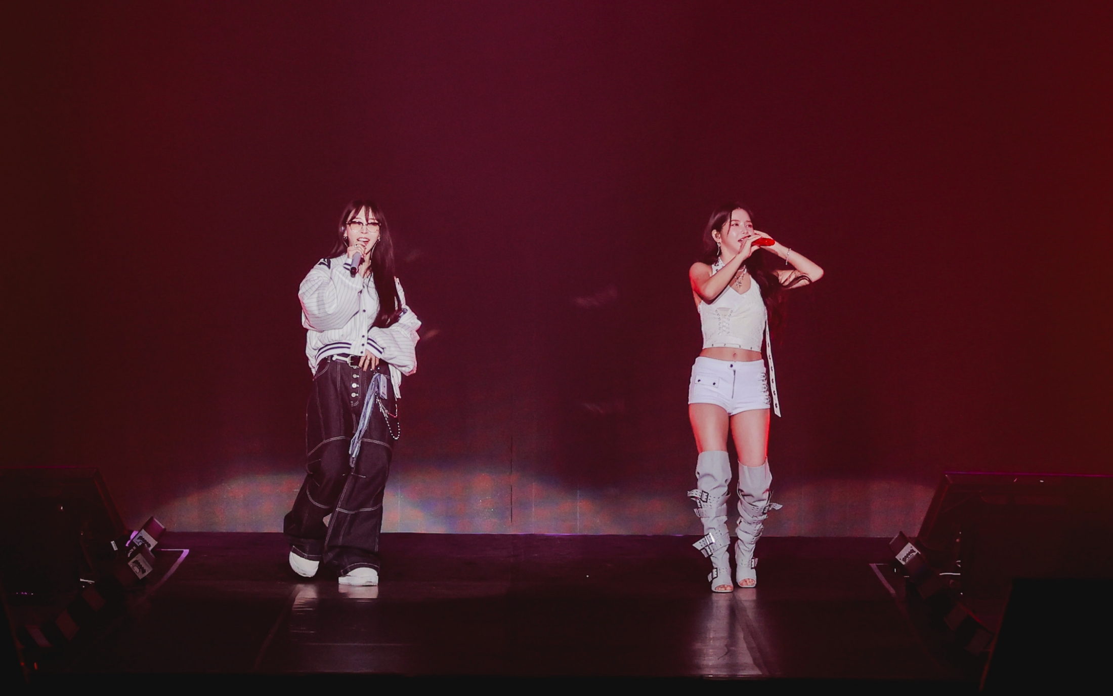 MAMAMOO+開唱，玟星（左）、頌樂上演逗趣翻譯橋段。（圖／SHOWOFFICE提供）