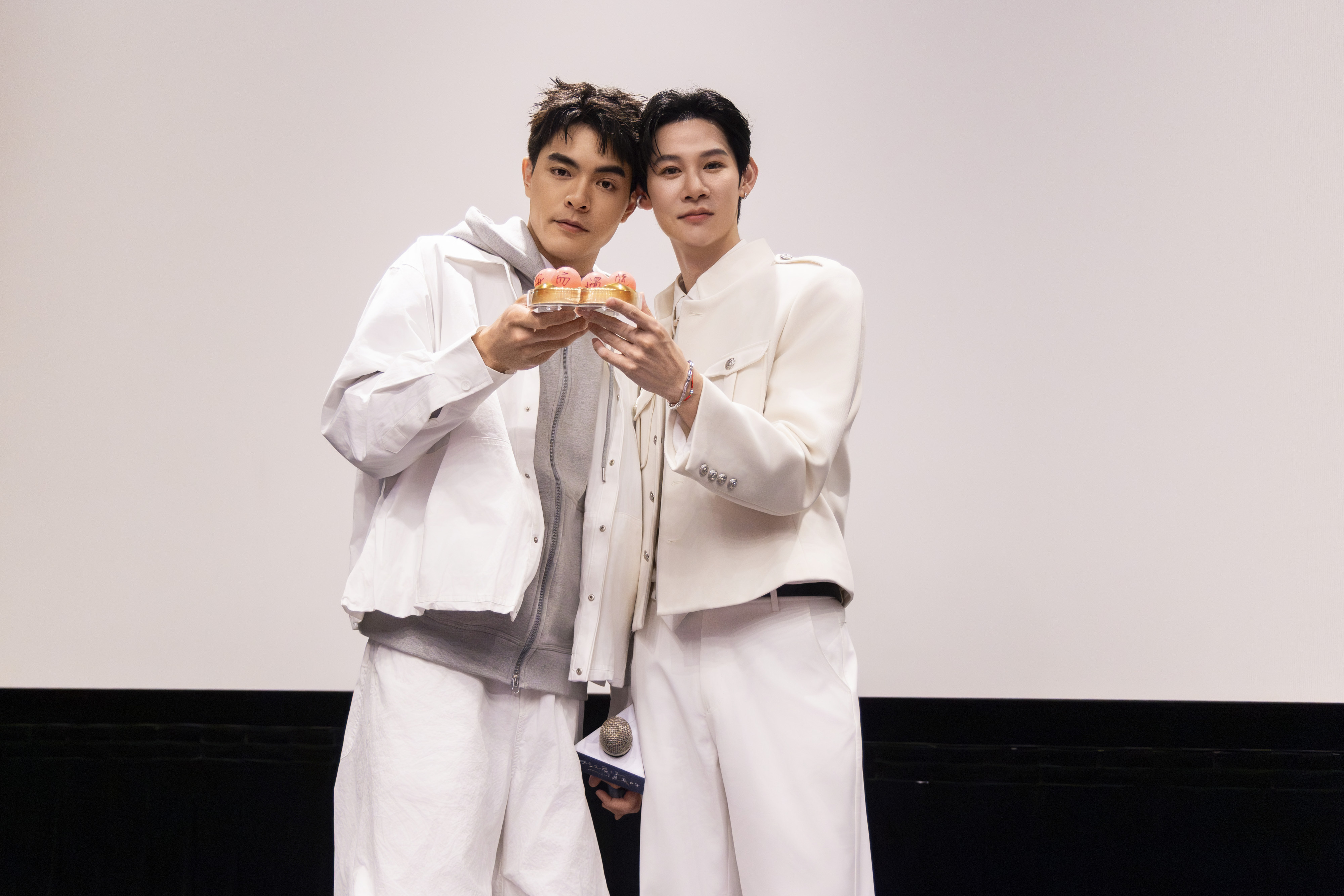 《我說愛你是真的》夏和熙（右）、楊翹碩在白色情人節甜蜜合體出席「番外篇鑑賞特映」。（圖／結果娛樂提供）