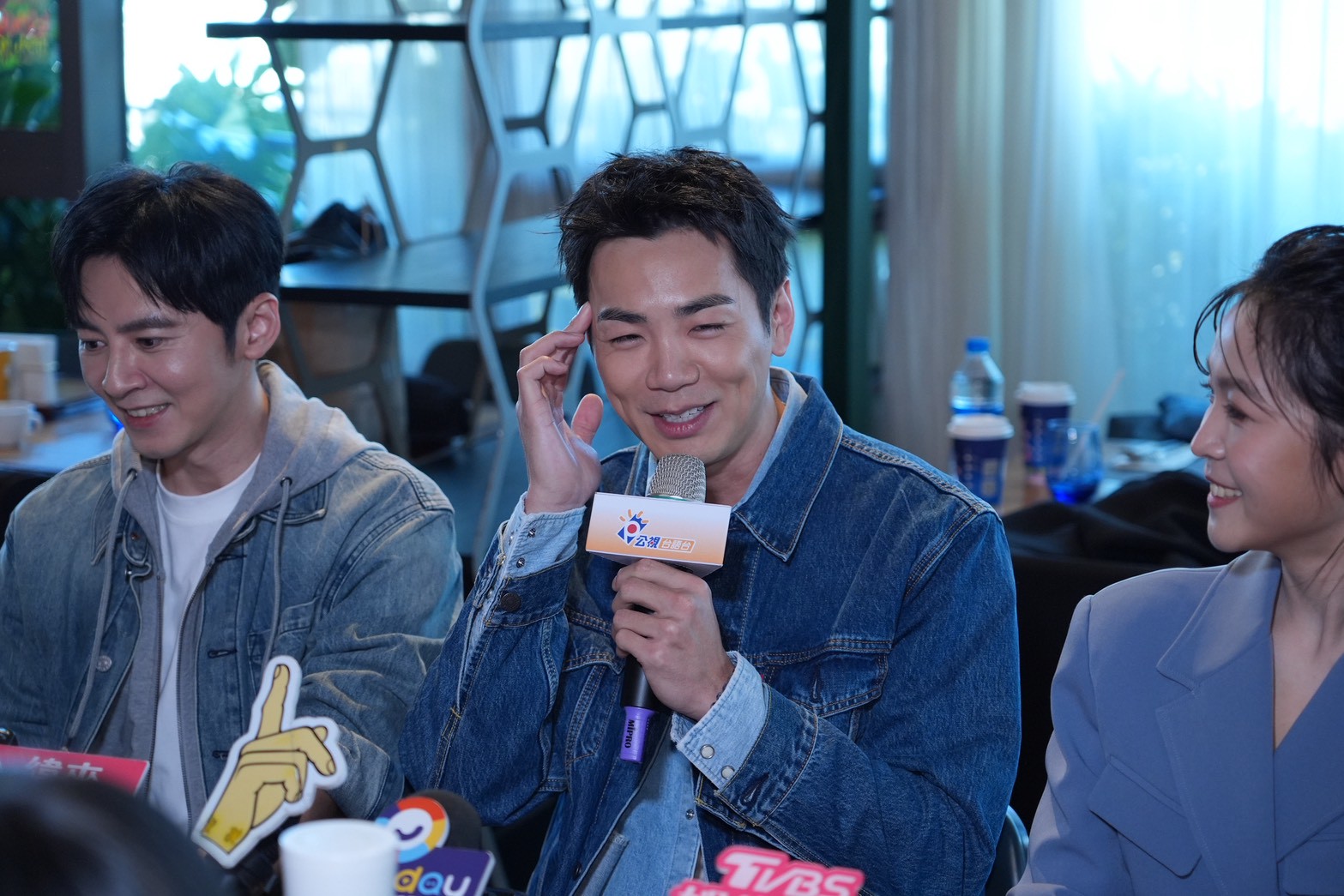 禾浩辰訪問時公布與吳品潔正式登記，但一時忘了日期馬上求救。（圖／記者許方正攝）