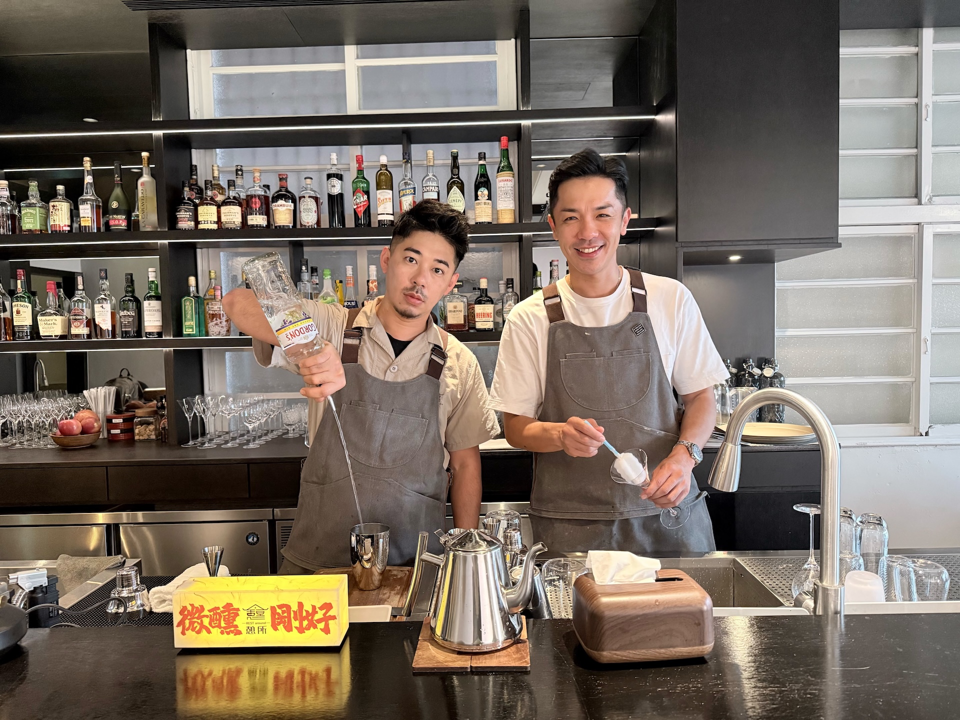 楊皓崴（右）幫忙洗杯子，弟弟負責調酒。（圖／爾傑娛樂提供）