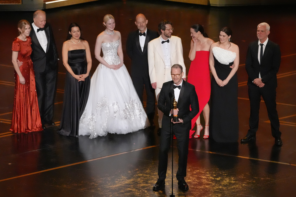 《情感的價值》奪下奧斯卡最佳國際影片，導演尤沃金提爾帶著演員群一同上台。（圖／AP）