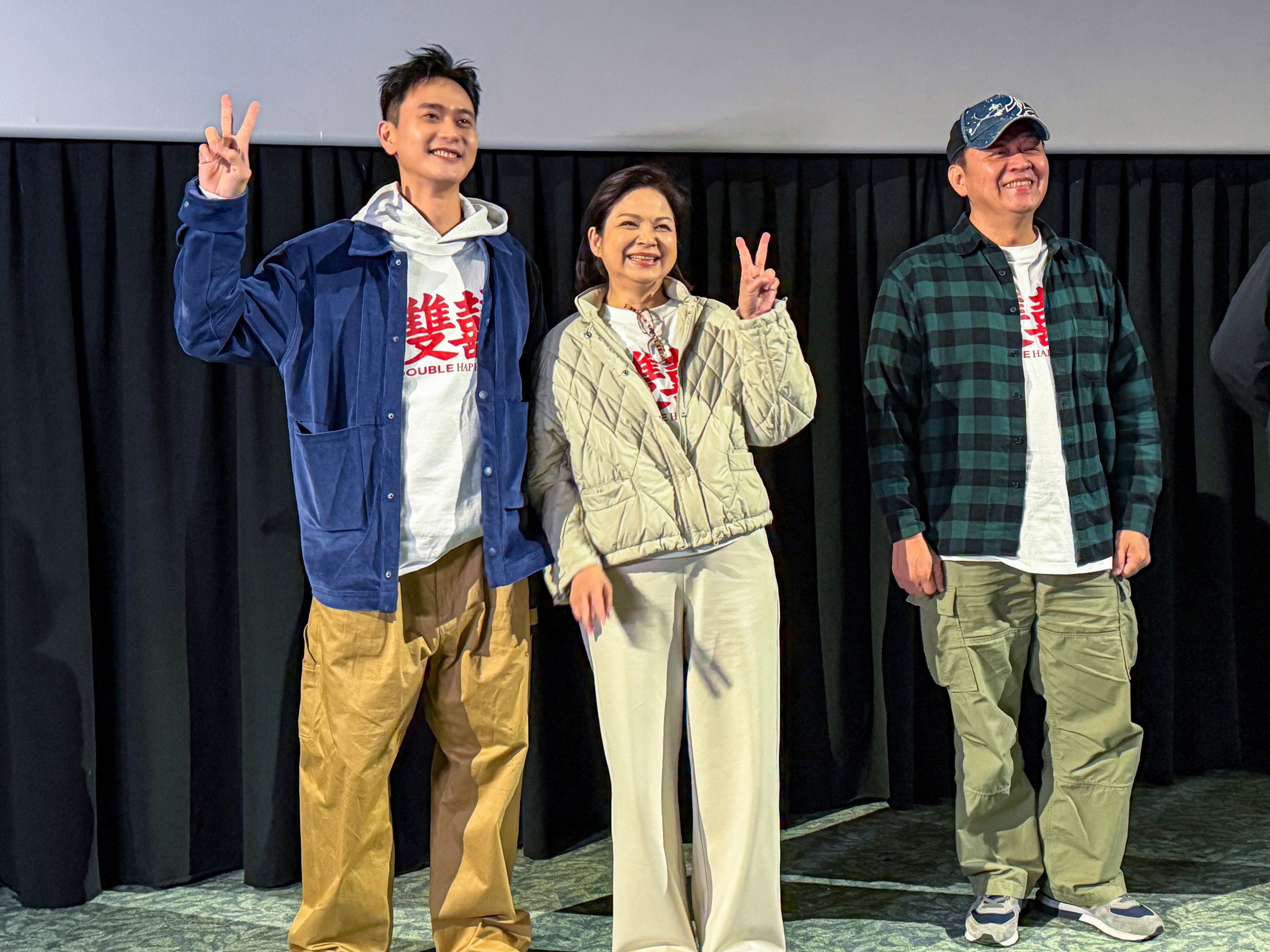 《雙囍》劉冠廷（左起）、楊貴媚、庹宗華三人手牽手重現戲外限定的「世紀大和解全家福」。（圖／水花電影提供）