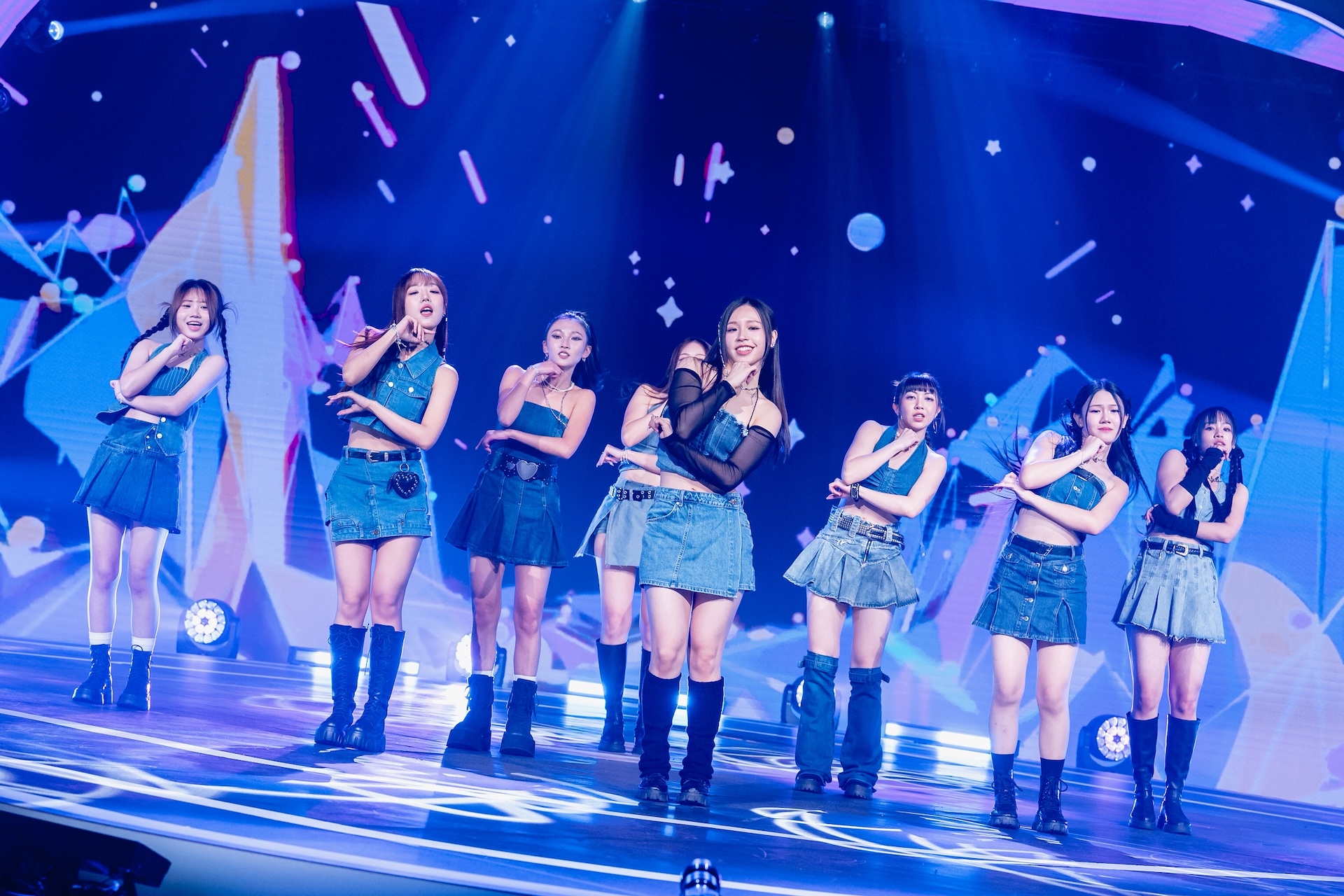 《宇宙啦啦隊》很努力準備演出。（圖／華視提供）