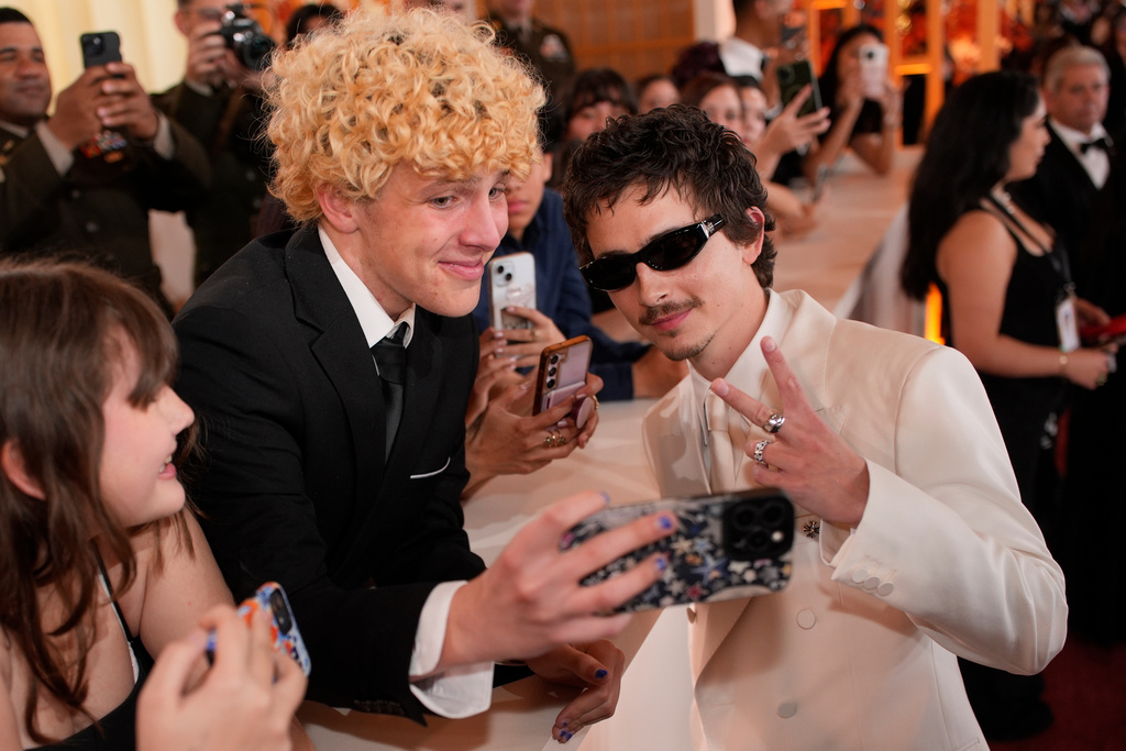 甜茶(右)帶著墨鏡和粉絲合影。(圖/AP-達志)