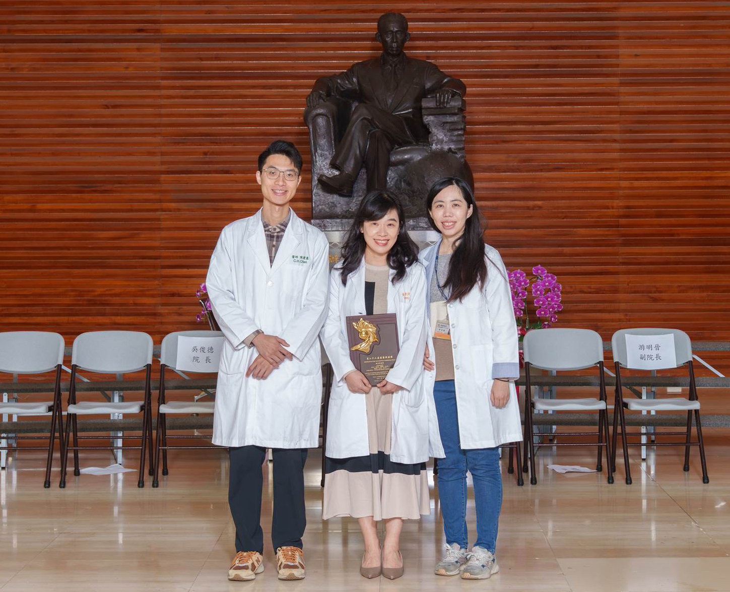 林口長庚醫院牙科團隊以創新「數位閉孔器」技術榮獲第22屆國家新創獎肯定,醫師陳建豪(左起)、主任黃意方、臨床牙技師曾守萱。(圖/長庚醫院提供)