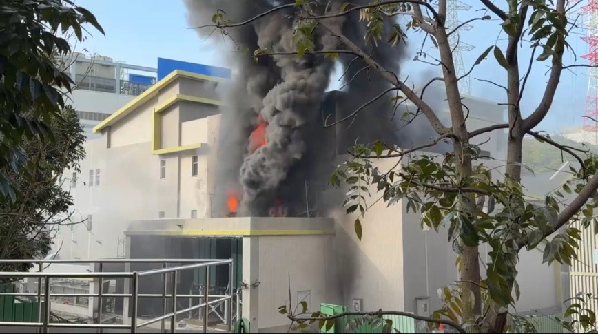 台電竹園超高壓變電所冒出大量濃煙（圖／讀者提供）