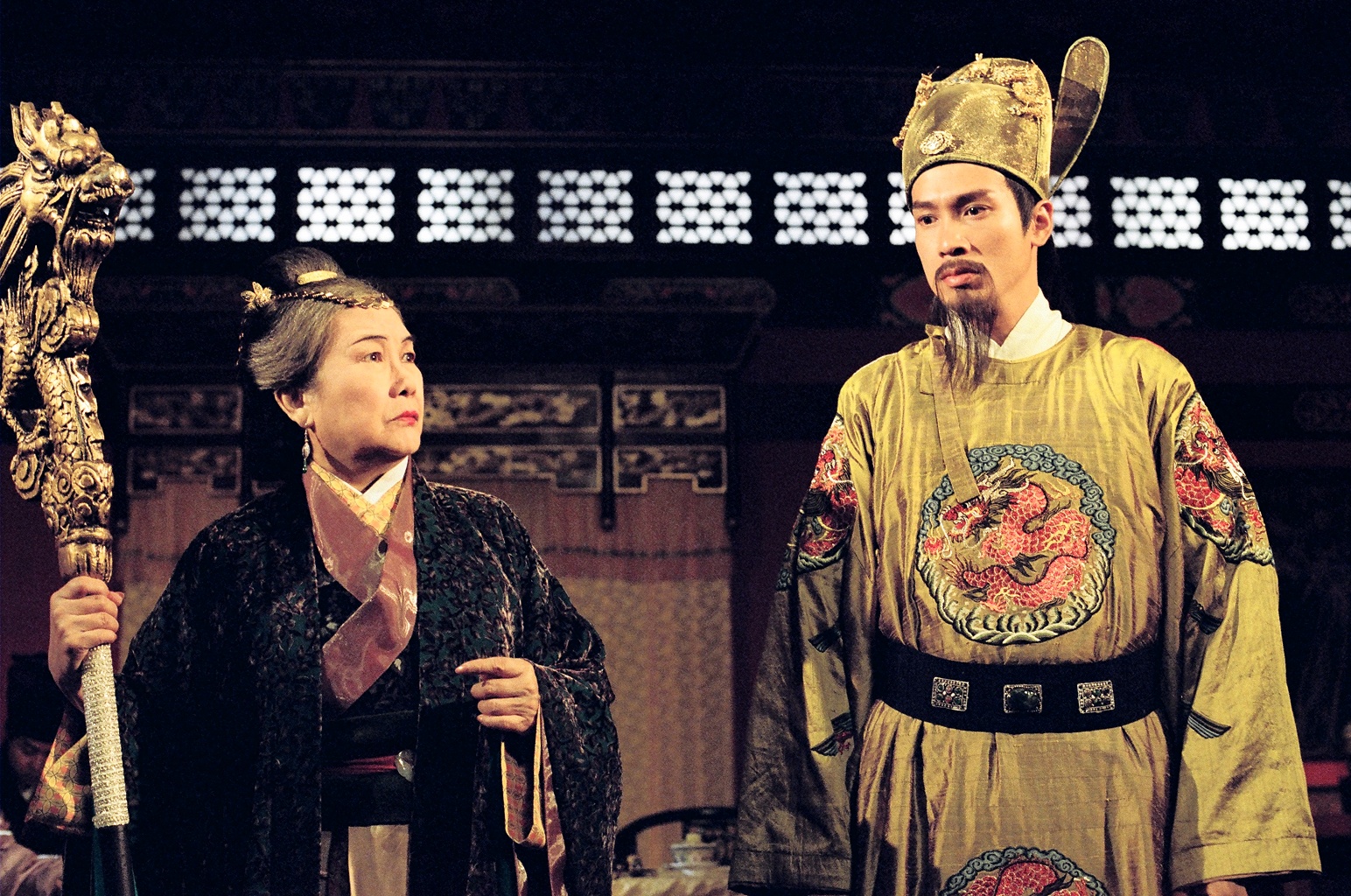 陳豪（右）在劇中突然「烙英文」的片段意外成為小彩蛋。（圖／年代提供）