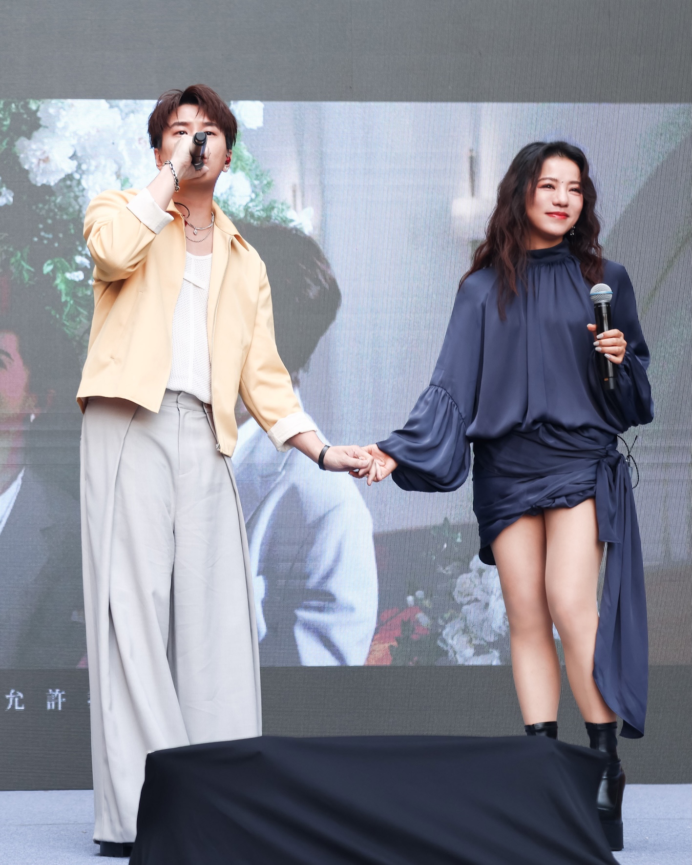 丁噹、蕭景鴻合唱〈可以是朋友〉。（圖／相信音樂提供）