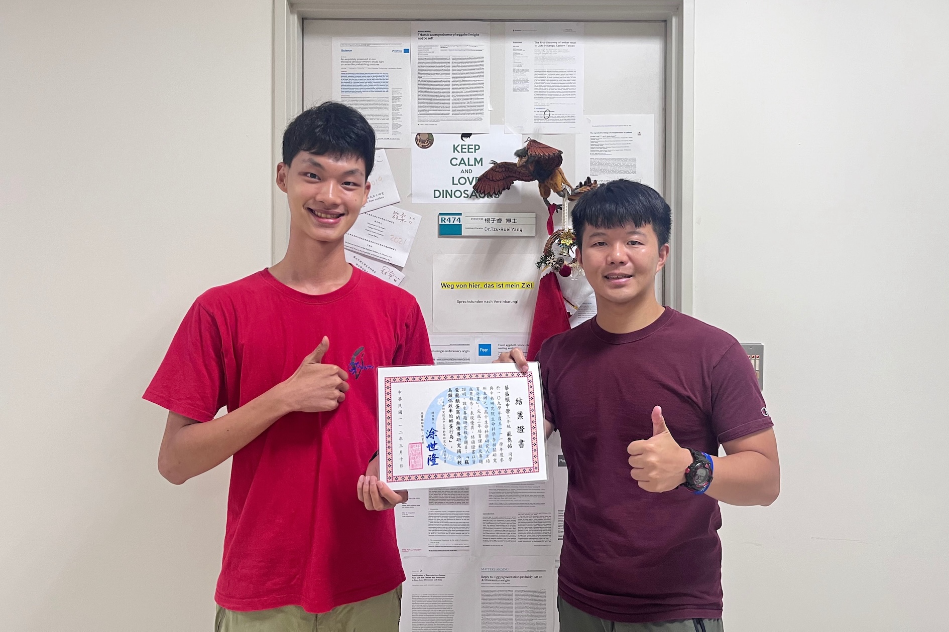 蘇雋佑(左)高中時期因多次參與本館楊子睿博士的專題演講，對恐龍研究萌生濃厚興趣，進而主動尋求合作機會。（圖／科博館提供）