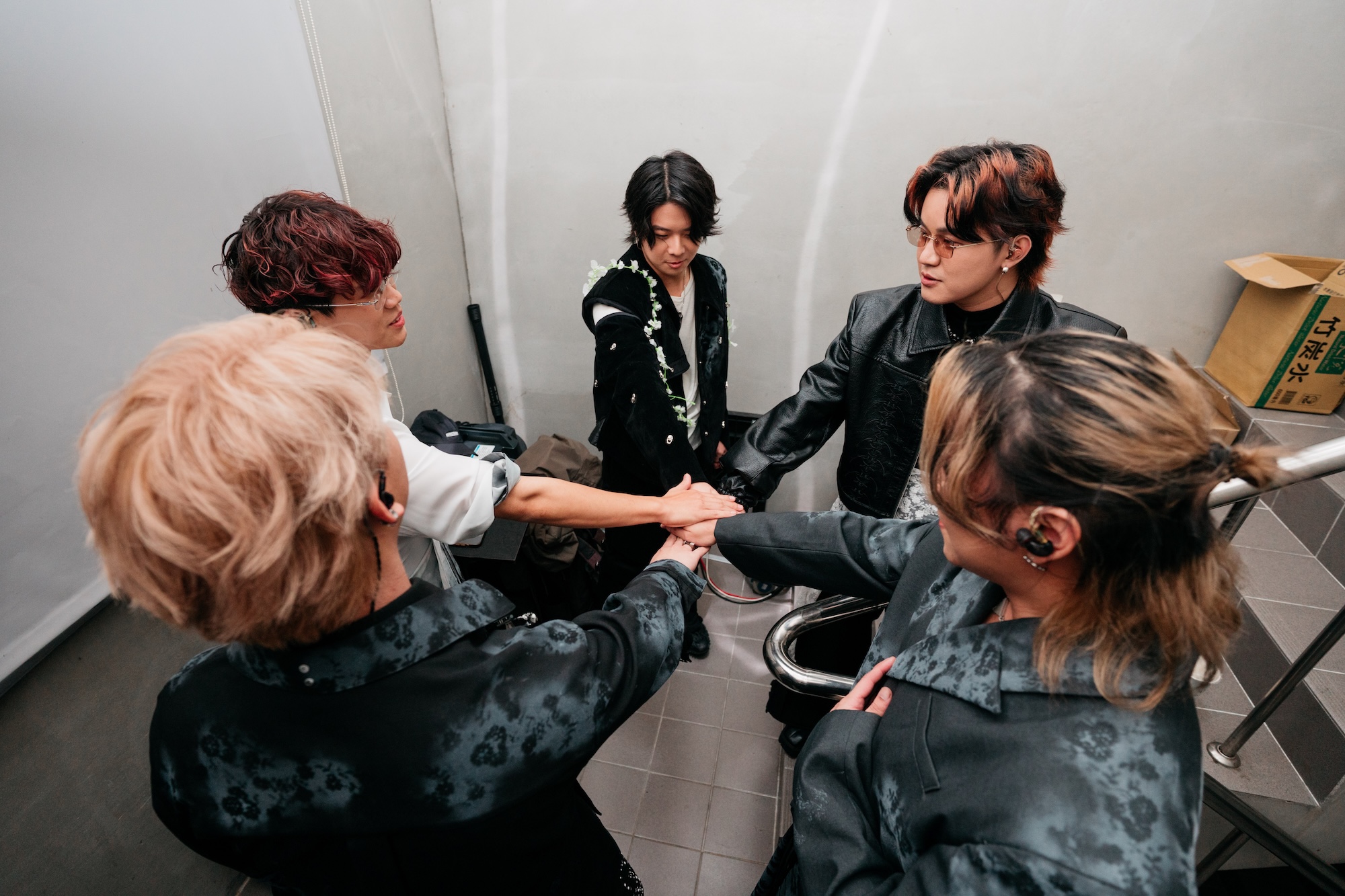 胡凱兒上台前為彼此加油打氣。（圖／Who Cares胡凱兒提供）