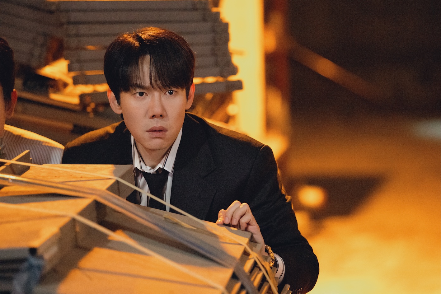 柳演錫在《神與律師事務所》中飾演意外能與鬼魂溝通的菜鳥律師。（圖／Hami Video提供）