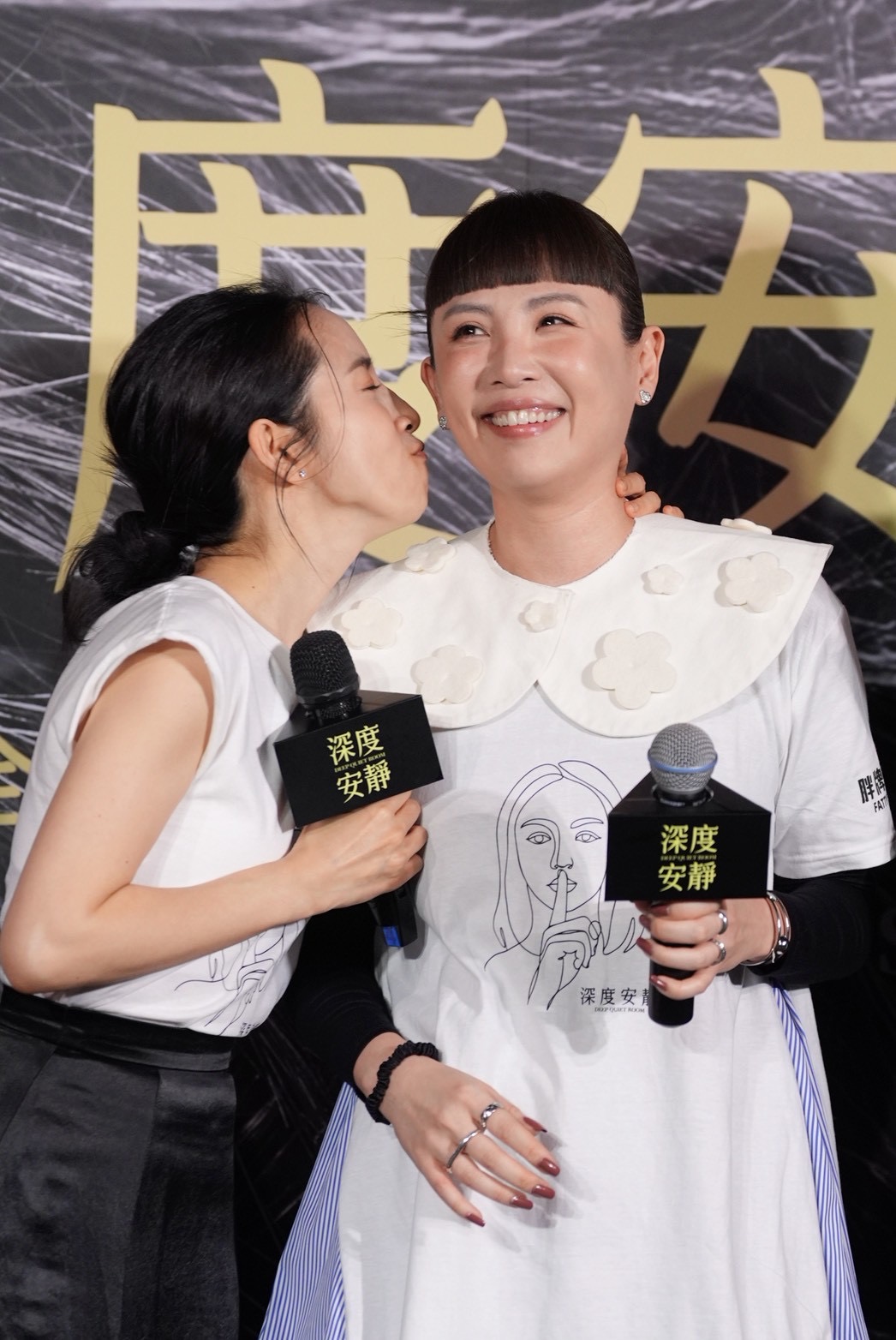 林依晨（左）假裝親魏如萱。（圖／記者陳明中攝）