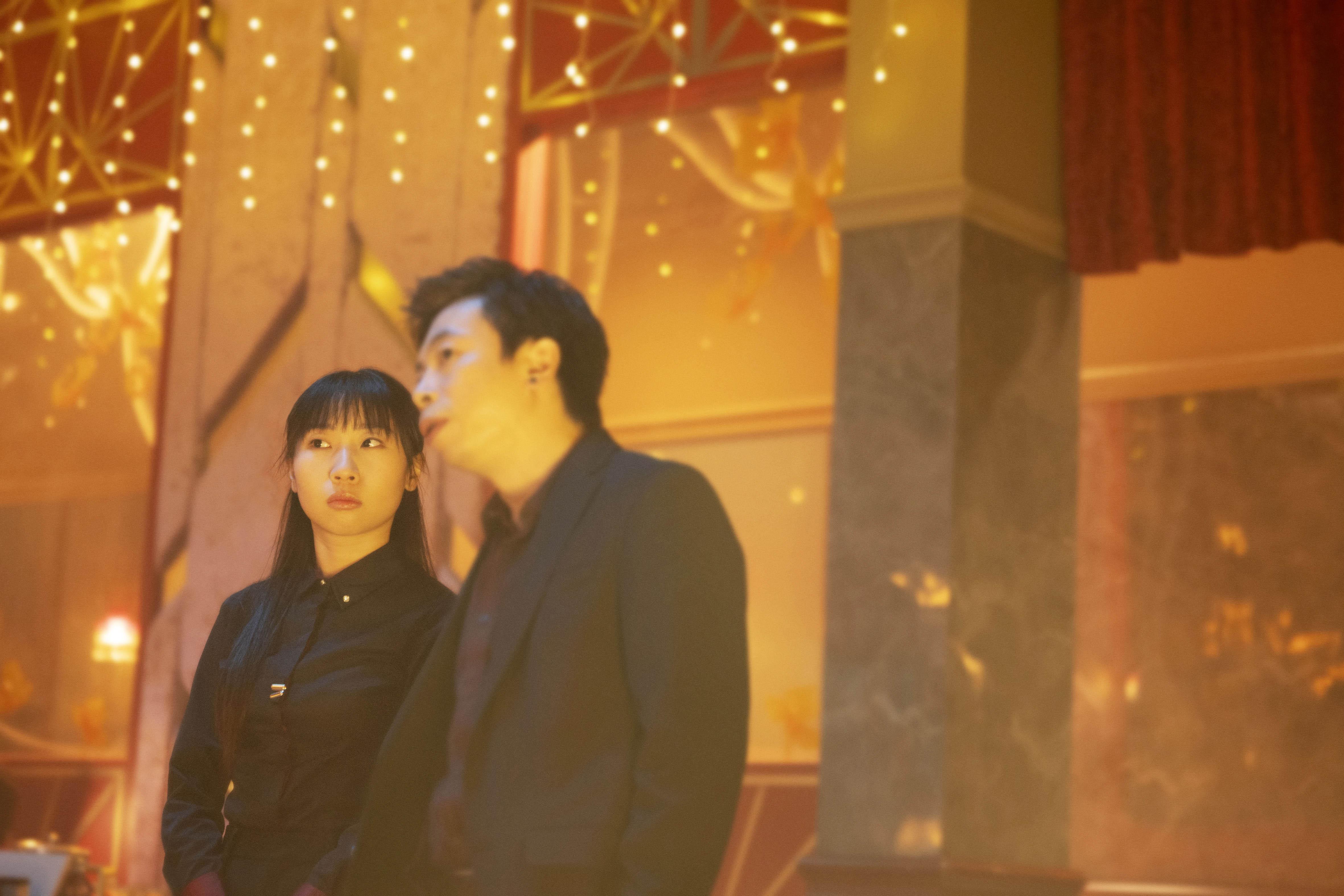 鄧麗英（左）和楊偉倫飾演搞笑綠葉。（圖／華映娛樂提供）